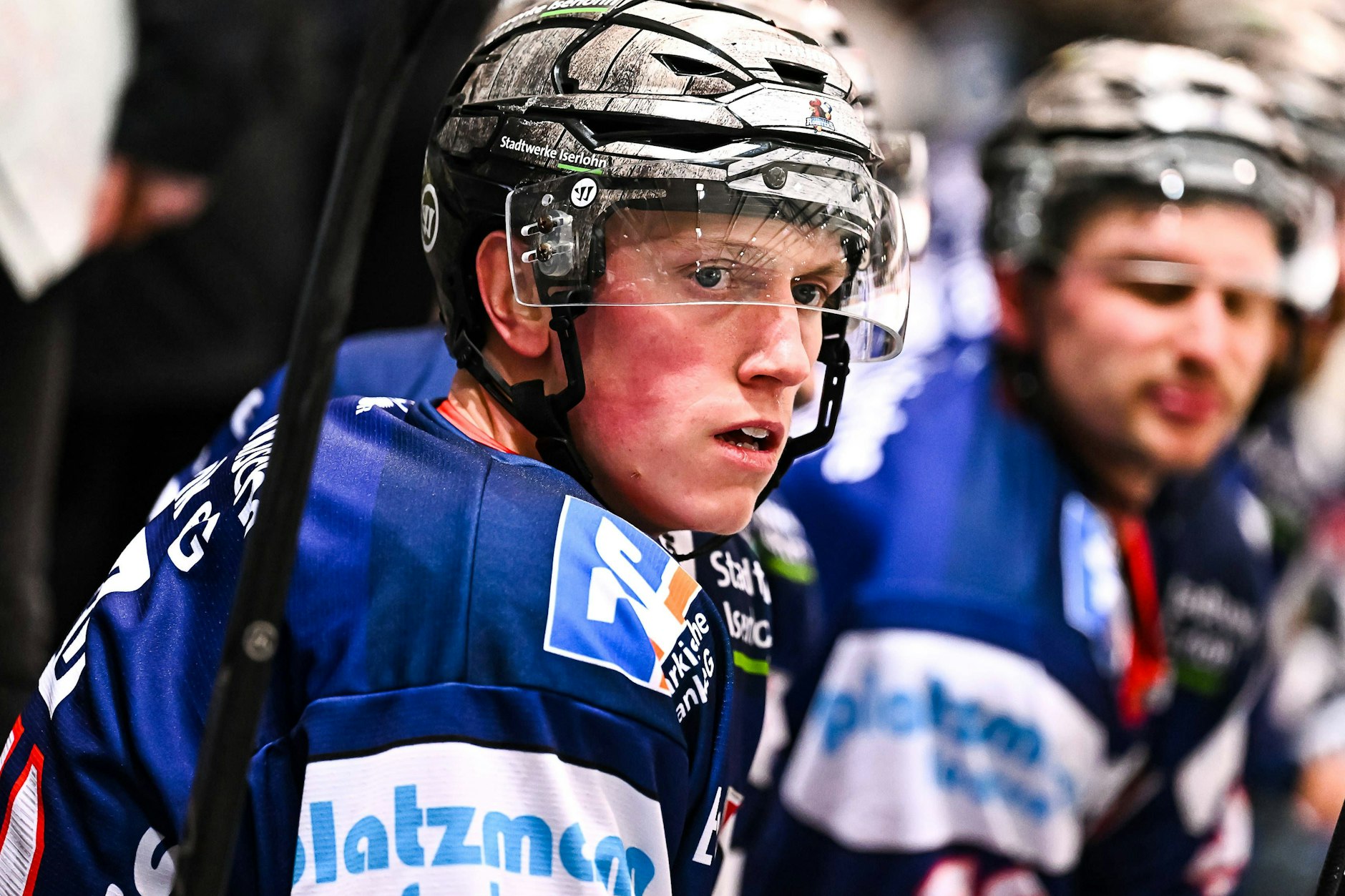 Sebastian Streu, hier im Januar 2023 im Trikot der Iserlohn Roosters, wurde auf der Bank von einem Puck voll im Gesicht getroffen.