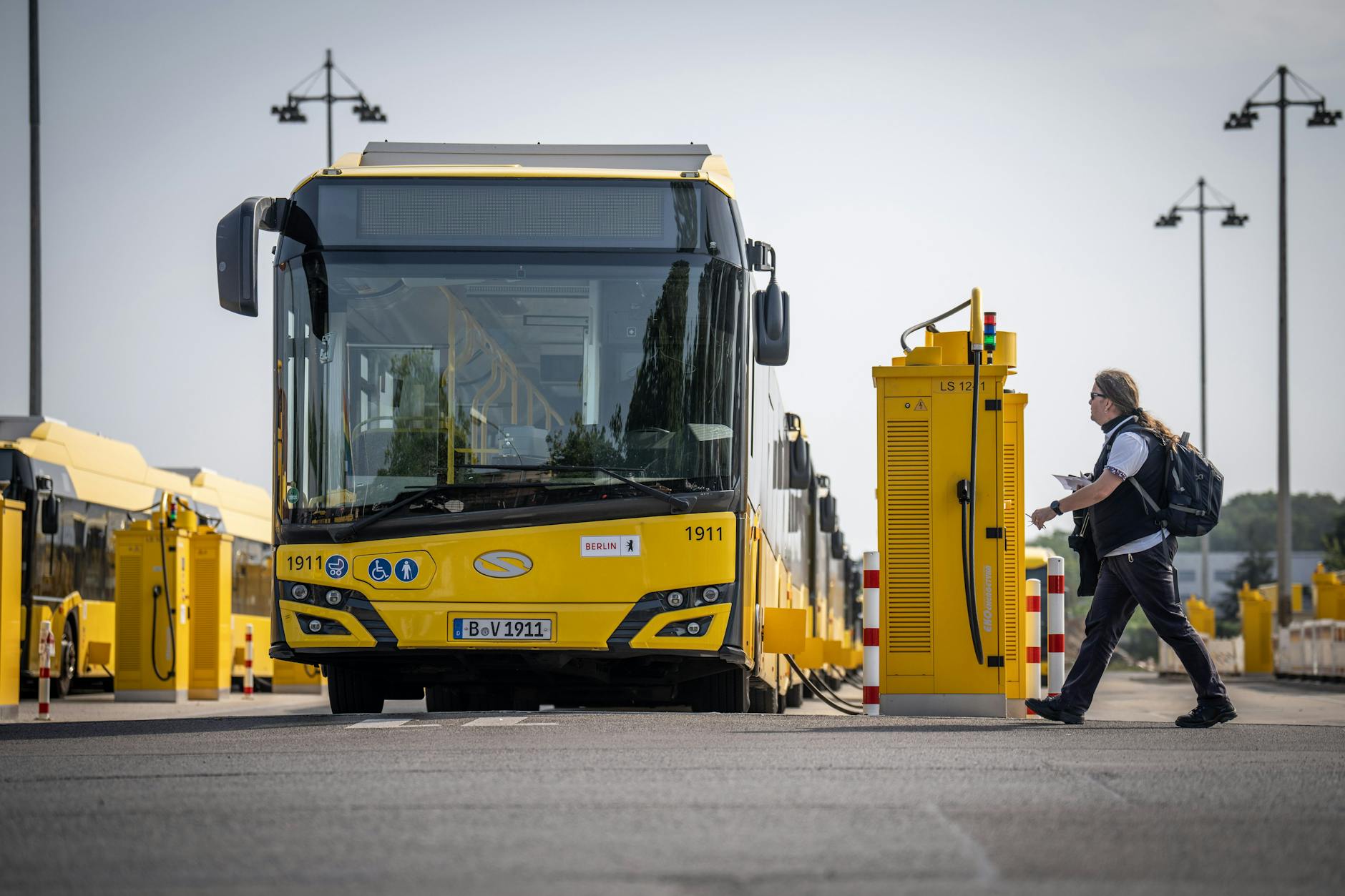 Ein Fall fürs Klima-Sondervermögen? E-Busse an den Ladesäulen der BVG