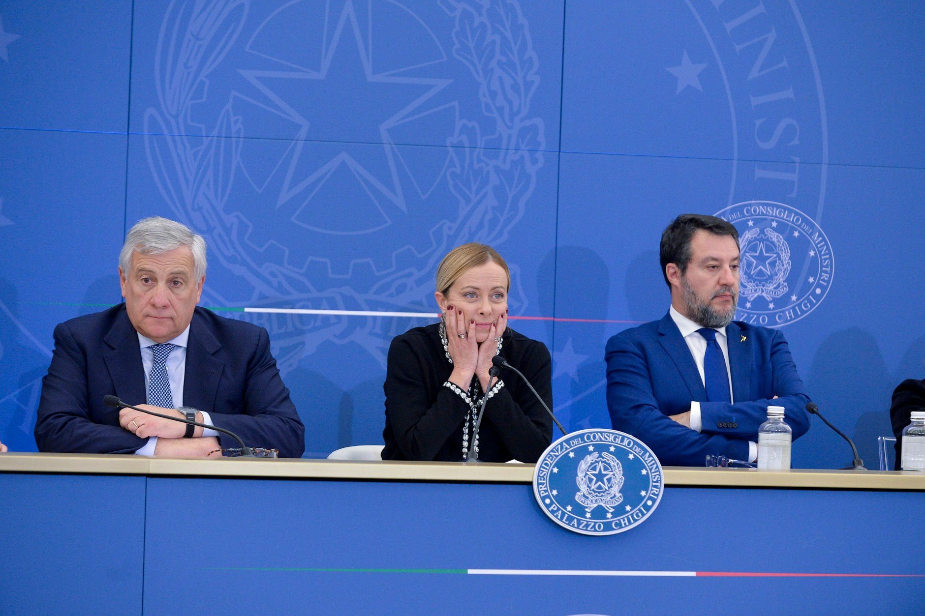 Il premier italiano Giorgia Meloni, il ministro dei Trasporti Matteo Salvini e il ministro degli Esteri Antonio Tajani durante una conferenza stampa.