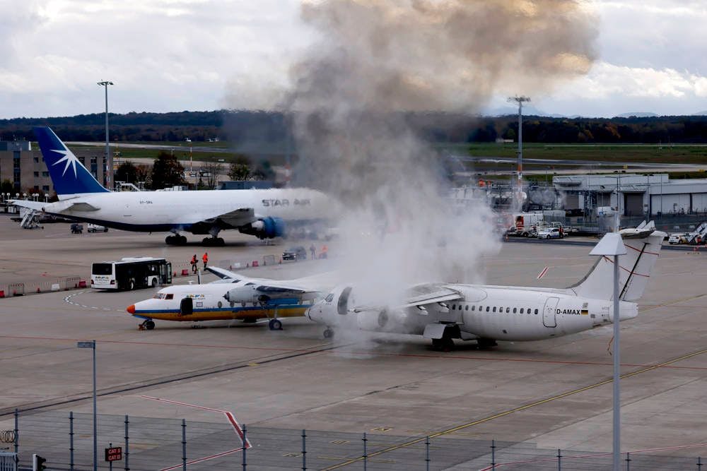 Das wird wohl nichts mehr: Wenn der Flieger brennt, ist der Urlaub erstmal vorbei. Unser Symbolbild zeigt eine Notfallübung am Flughafen Köln Bonn.