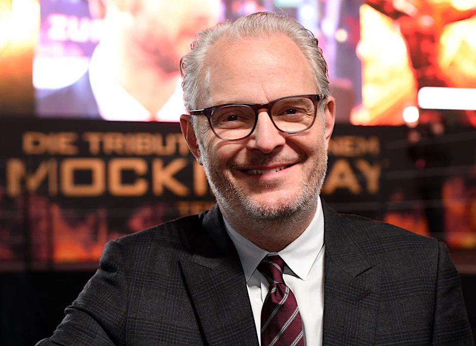 ARCHIV - Der US-amerikanische Regisseur Francis Lawrence kommt am 04.11.2015 in Berlin zur Premiere von "Die Tribute von Panem - Mockingsjay Teil 2".  
