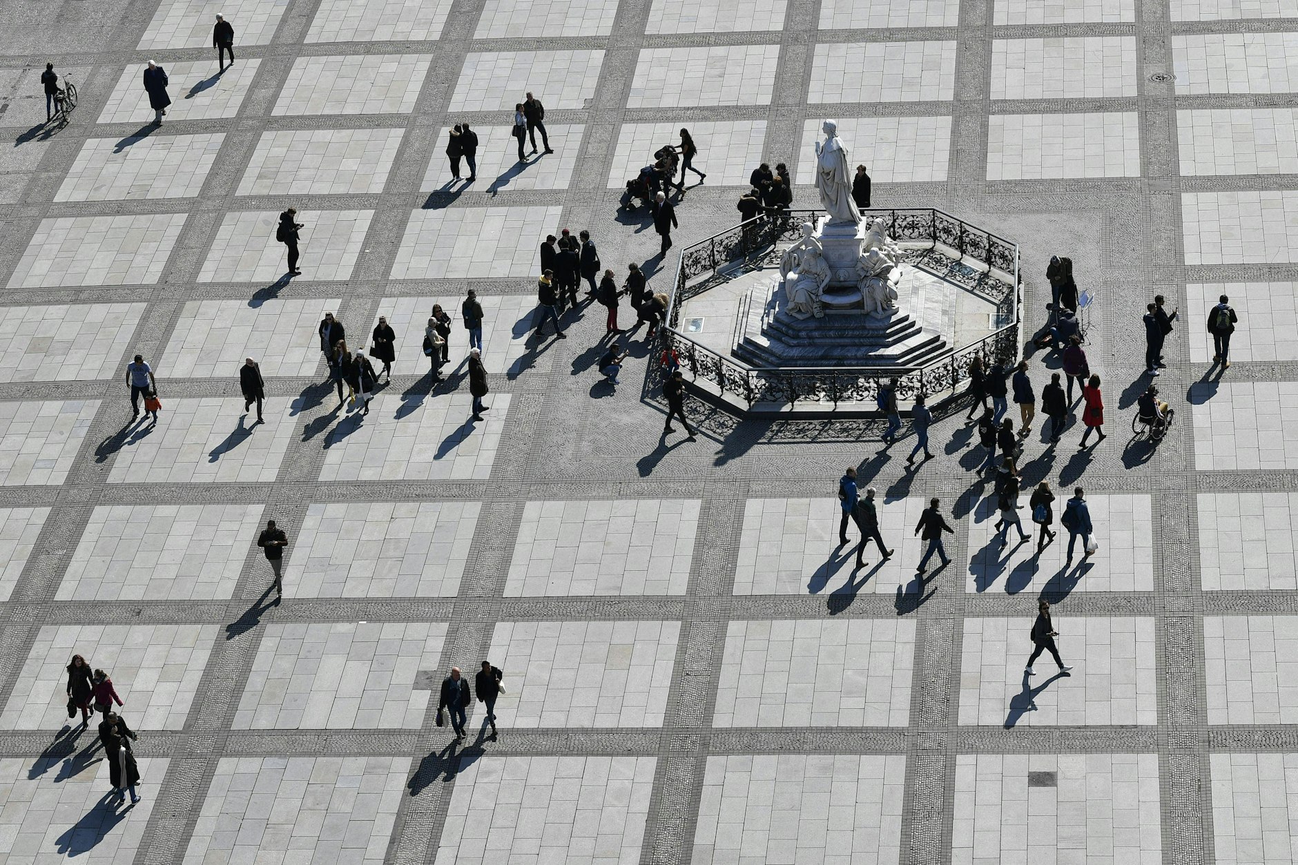 Fußgänger beim Schillerdenkmal.