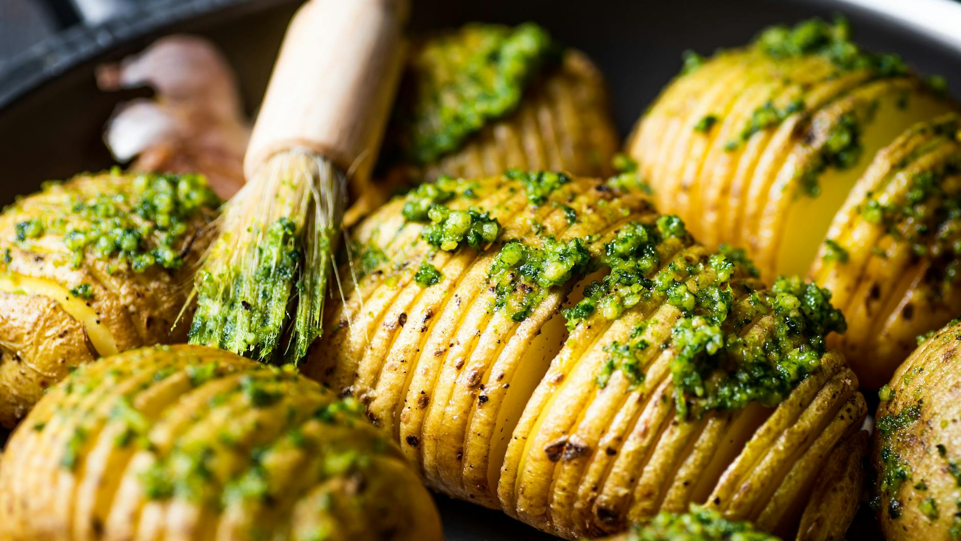 Einfach lecker! Die Hasselback-Kartoffeln nach diesem Rezept können beliebig verfeinert werden, beispielsweise mit grünem Pesto.