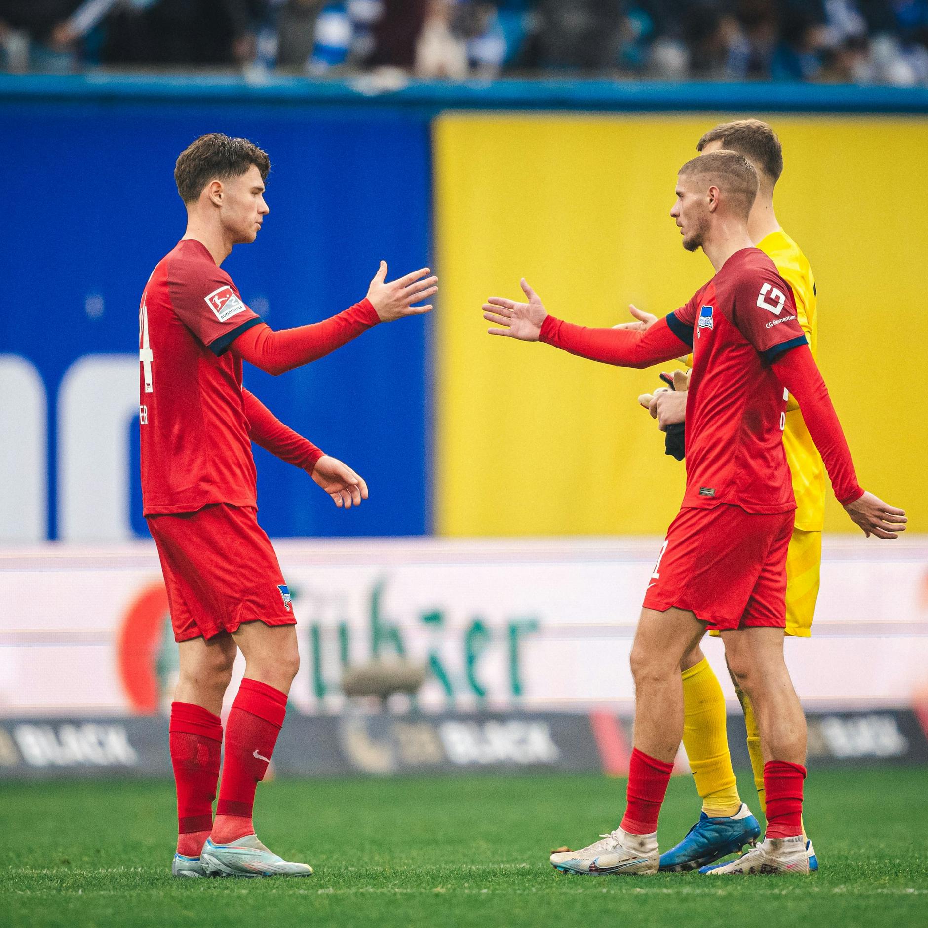Linus Gechter und Marton Dardai klatschen nach getaner Arbeit in Rostock ab. Die Abwehr stand sicher.