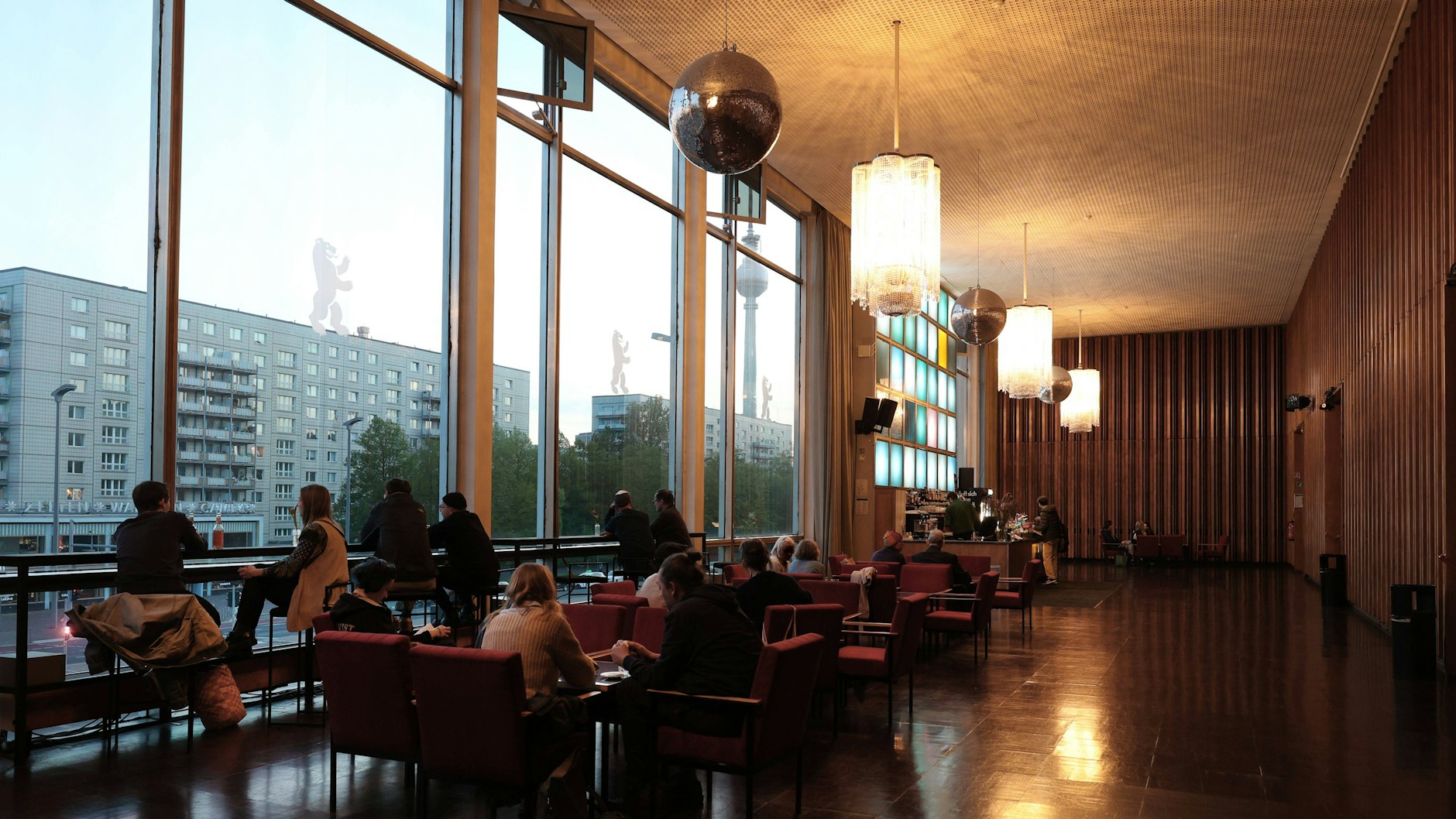 Die Panoramabar im Kino International ist ein echter Hingucker.