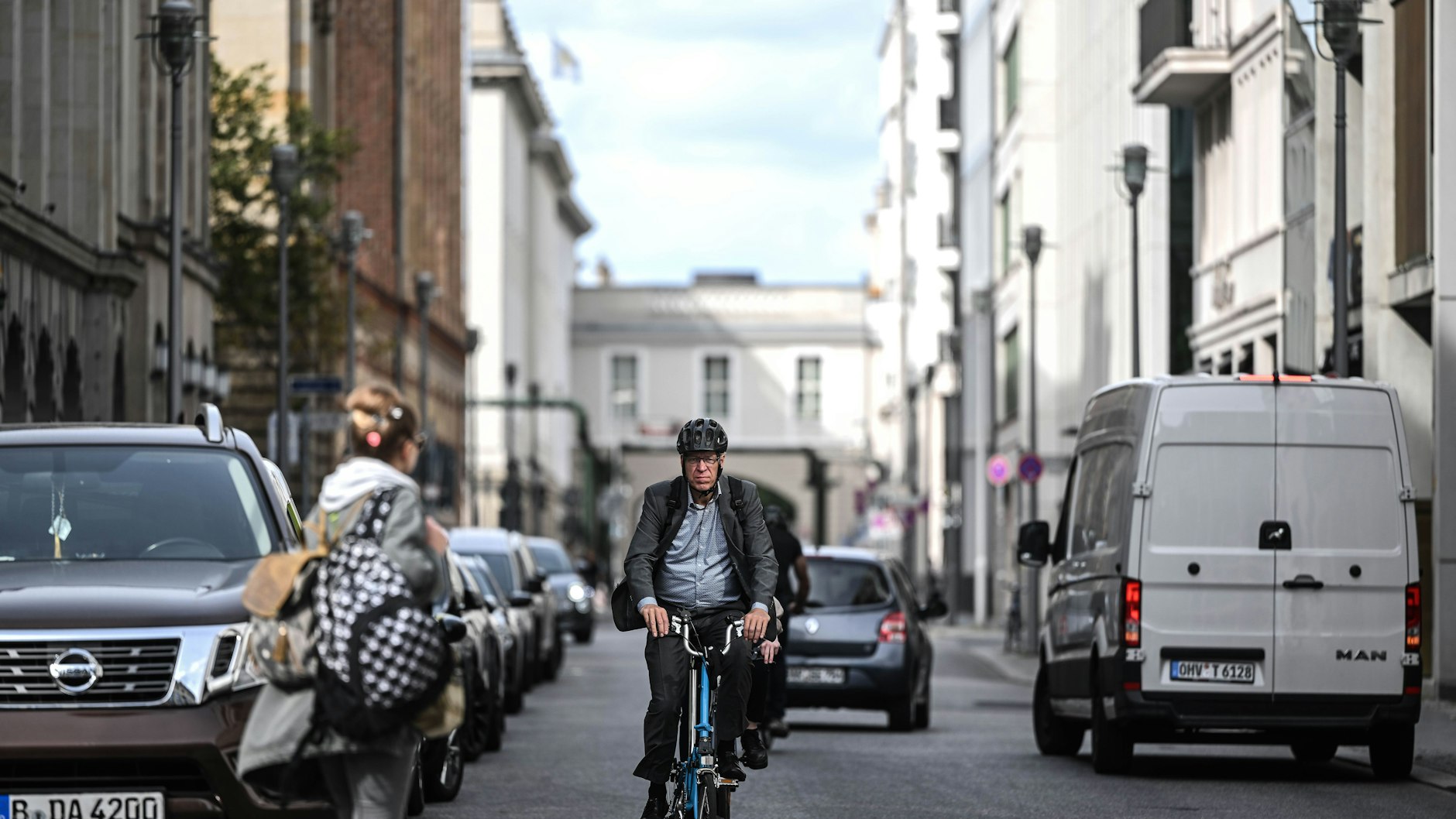 Berlin hat in letzter Zeit viele neue Projekte zur Fußgängerfreundlichkeit, hier zum Beispiel die Fahrradstraße in der Oberwallstraße.