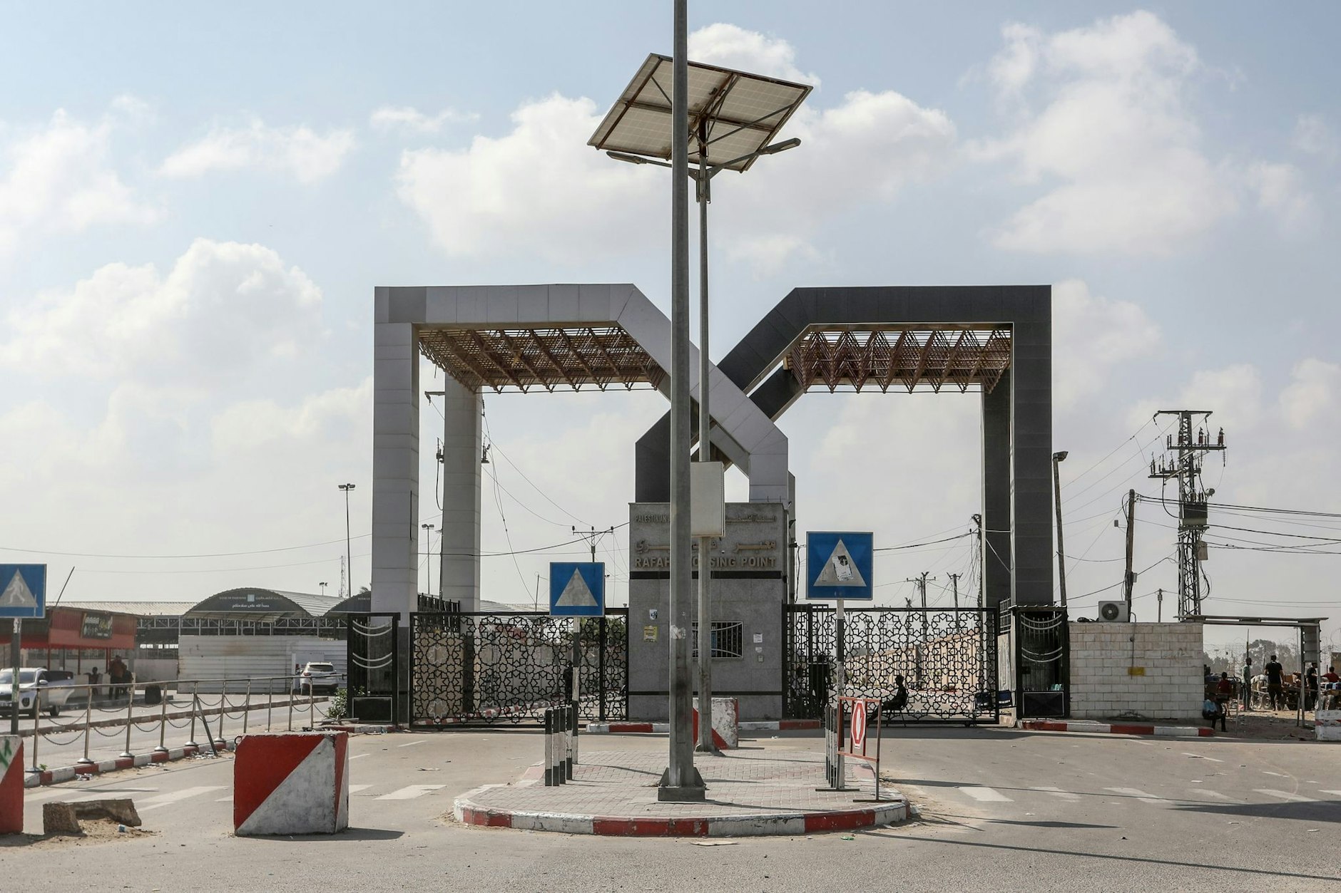 Ein Blick auf das Tor des Grenzübergangs Rafah zu Ägypten. 