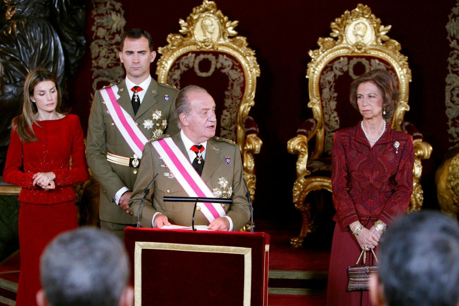 ARCHIV - Damaliger König Juan Carlos spricht auf der Gedenkfeier zum Dreikönigstag 2010 - hinter ihm stehen (l-r) die damalige Prinzessin Letizia, der damalige Kronprinz Felipe und die damalige Königin Sofia.