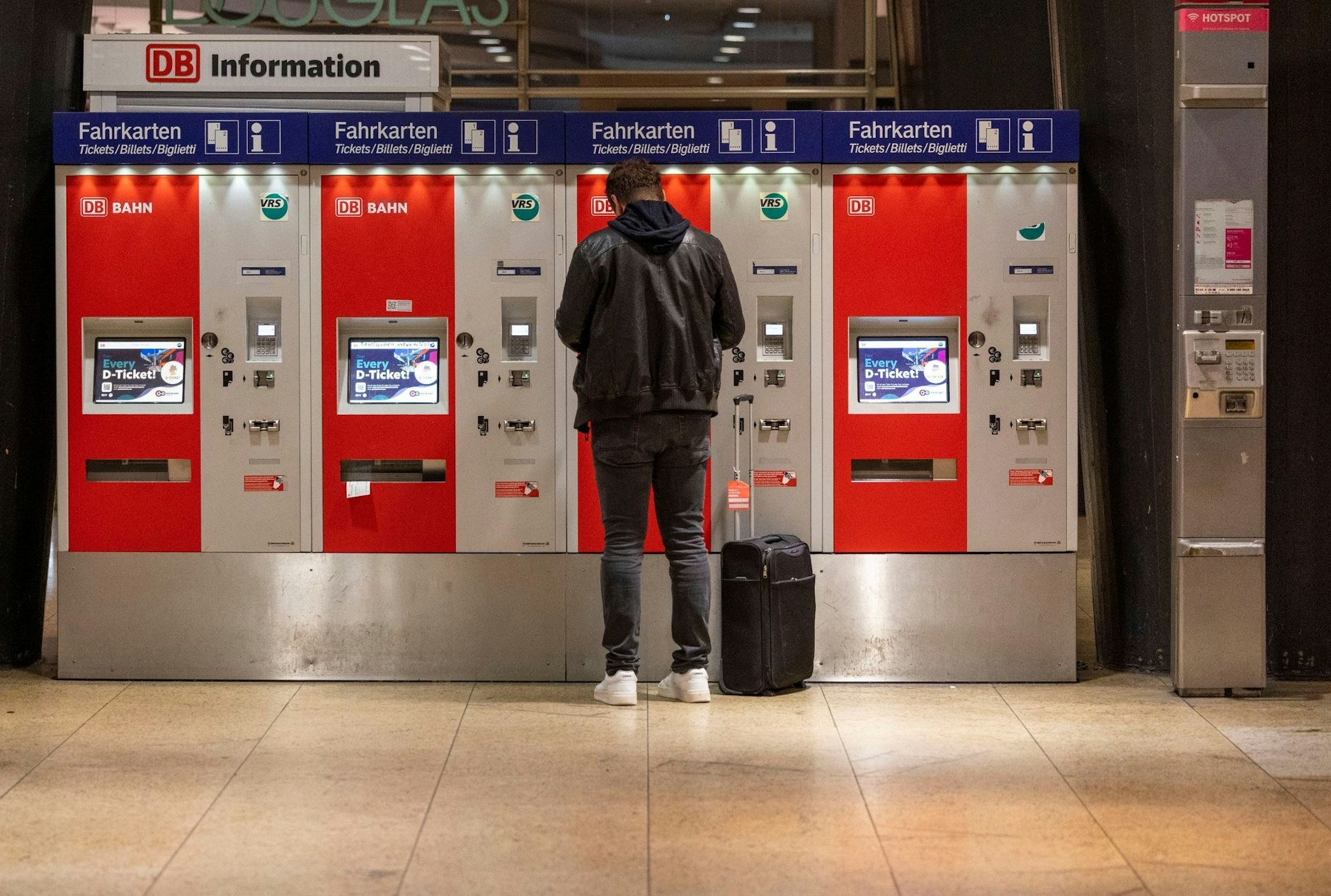 ARCHIV - «D-Ticket» steht auf den Monitoren von Fahrkartenautomaten im Hauptbahnhof in Köln.