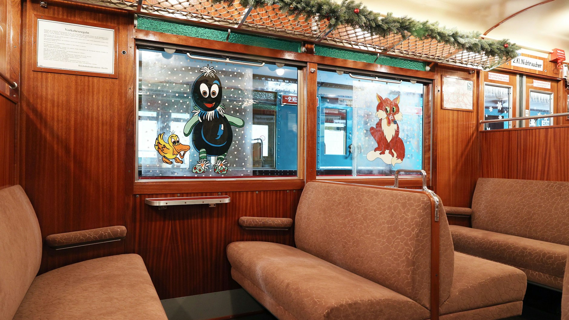 Nach 15 Jahren wird es wieder einen Weihnachtszug auf den Gleisen der S-Bahn geben. 2. Klasse mit gepolsterten Sitzen. Die 3. Klasse hatte Holzbänke.&nbsp;