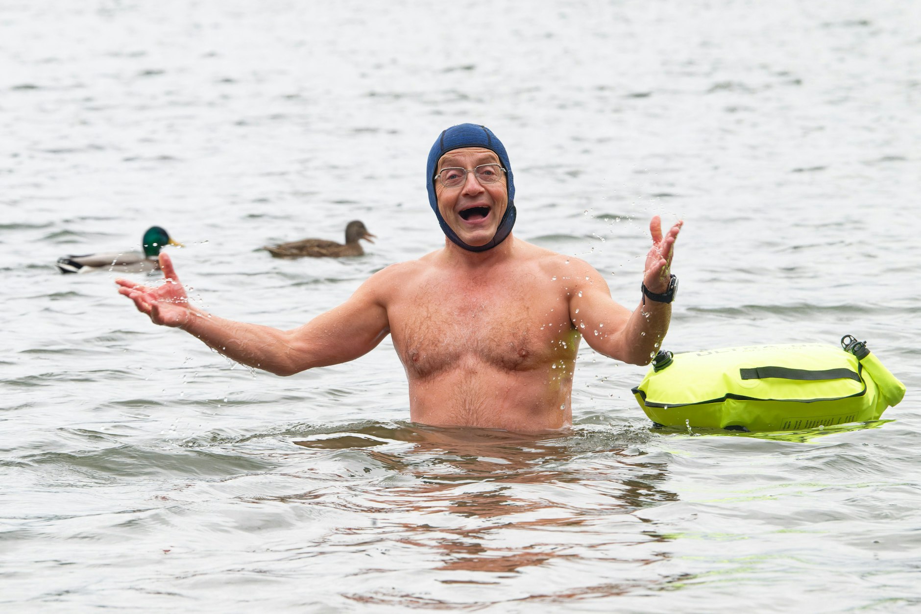 Wigald Boning steht im Otto-Maigler See.