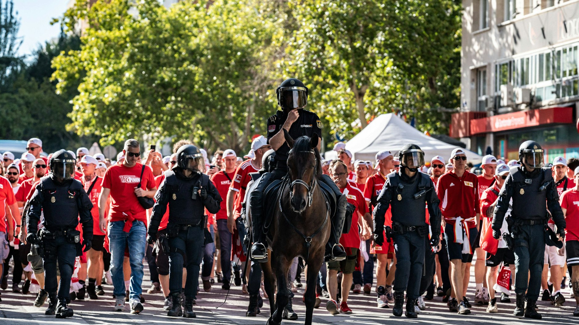 Wie anders war es doch zum Auftakt der Champions League in Madrid. Die Union-Fans feierten in ihren Vereinsfarben in der Stadt, wurden von der Polizei zum Stadion eskortiert.