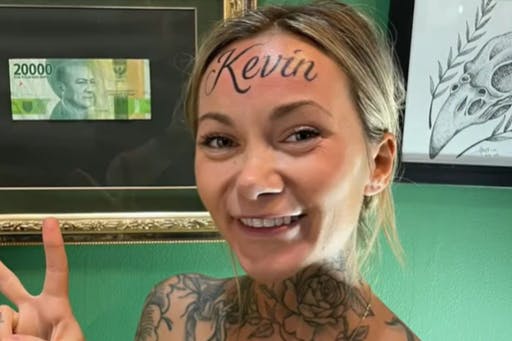 Die Influencerin Ana Stanskovsky ließ sich den Namen ihres Freundes Kevin auf die Stirn tätowieren.