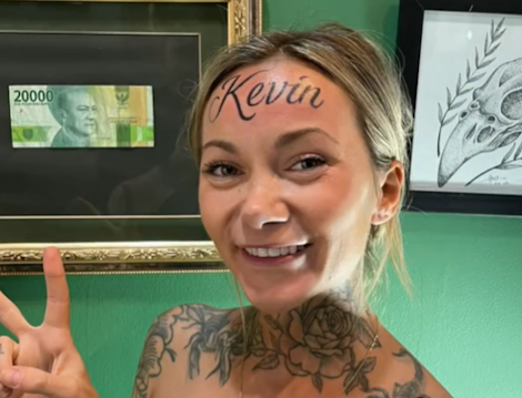 Frau lässt sich Namen von Freund riesig auf Stirn tätowieren