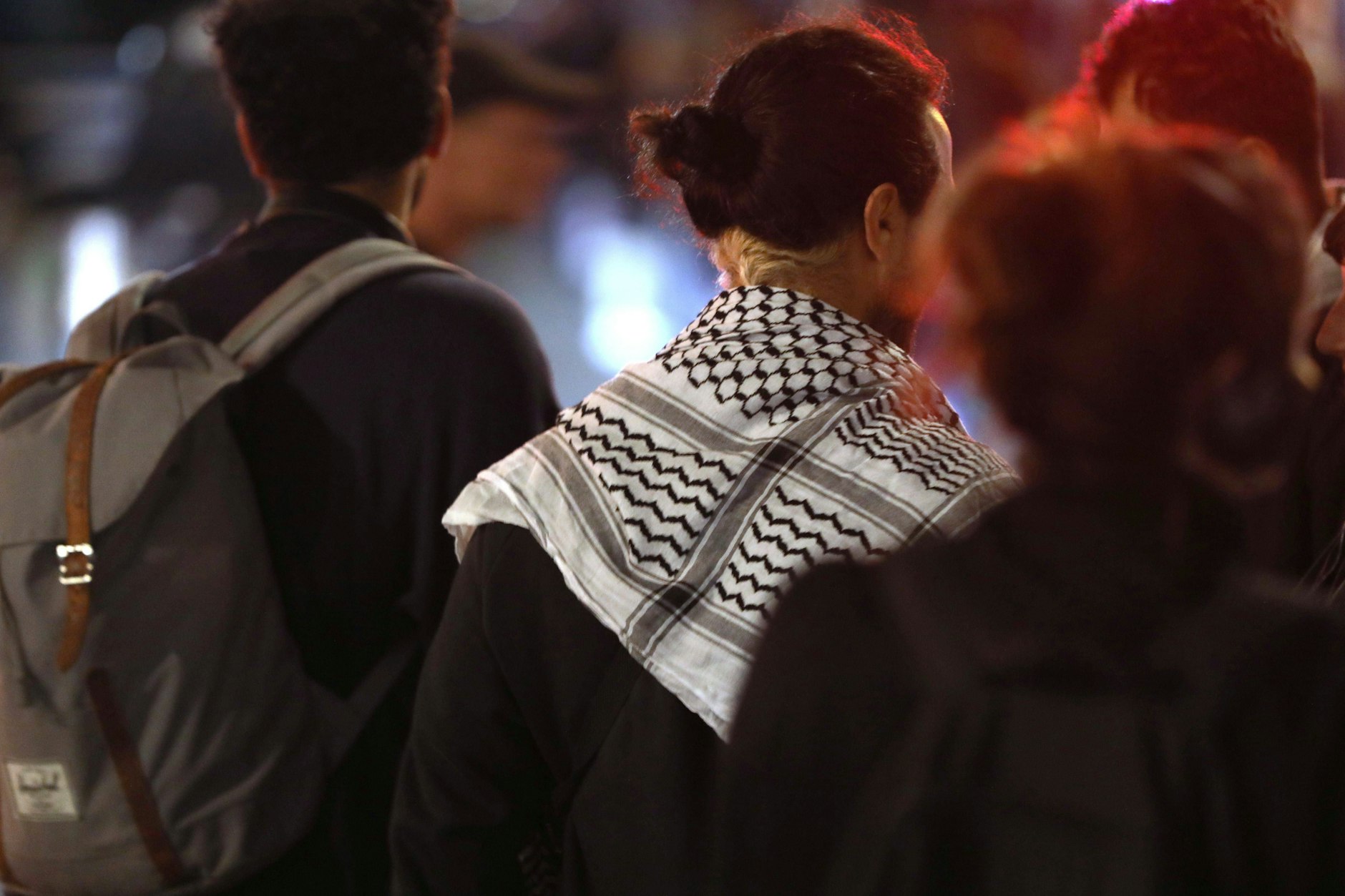 Eine Person trägt eine Kufiya, hier bei einer Pro-Palästina-Demo am Neuköllner Hermannplatz.