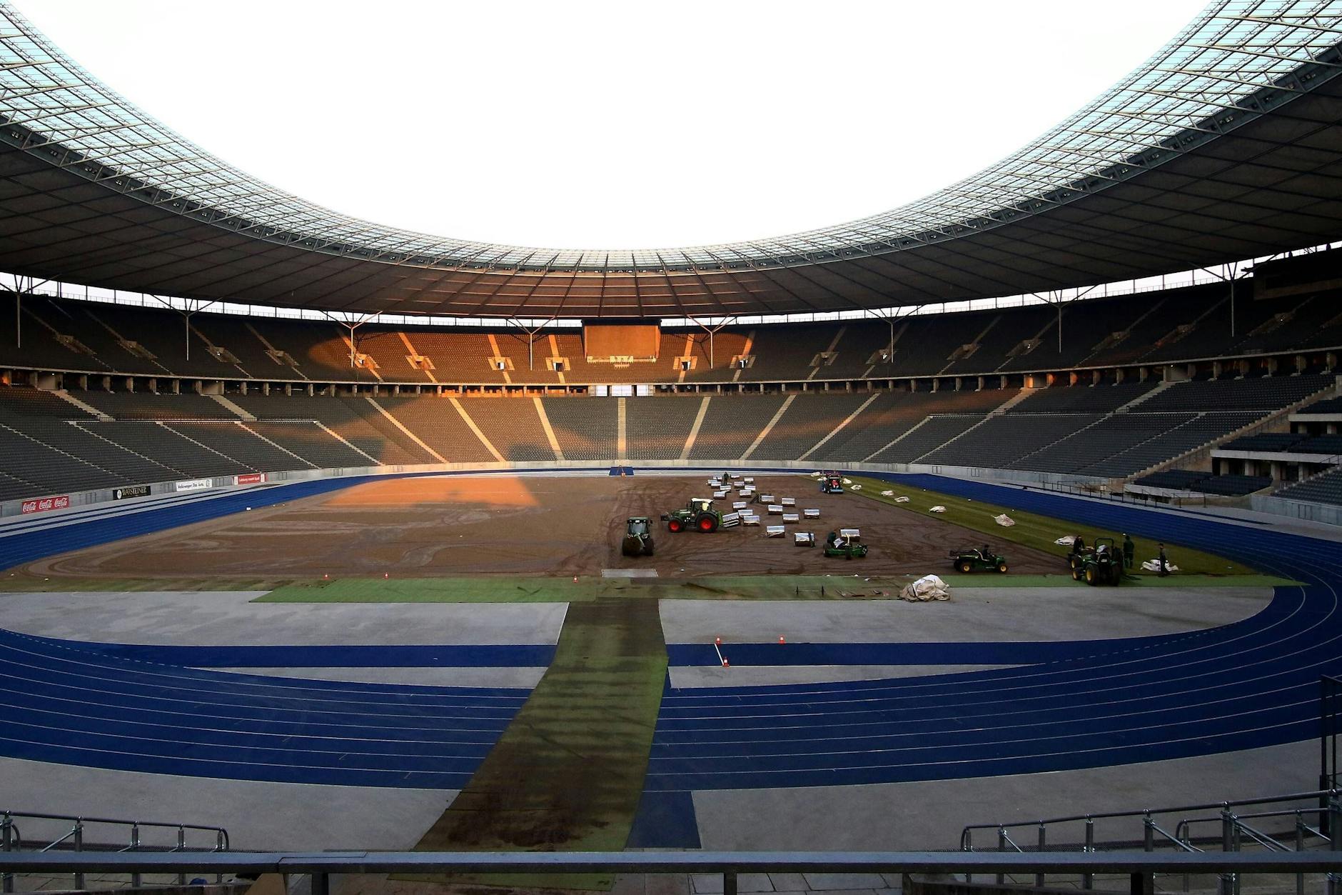 So sieht es aus, wenn im Berliner Olympiastadion ein neuer Rasen verlegt wird.