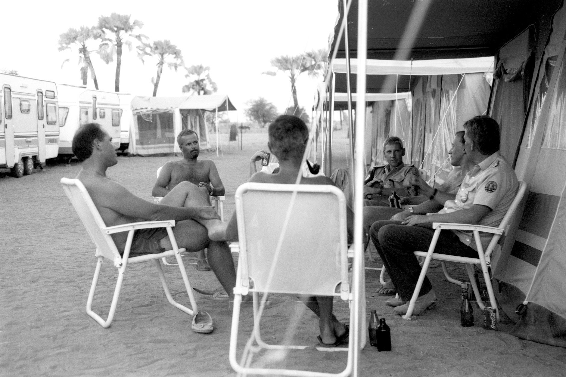 Beamte des Bundesgrenzschutzes und der Volkspolizei im UNTAG-Lager in Ombalantu während eines Besuchs in Namibia.