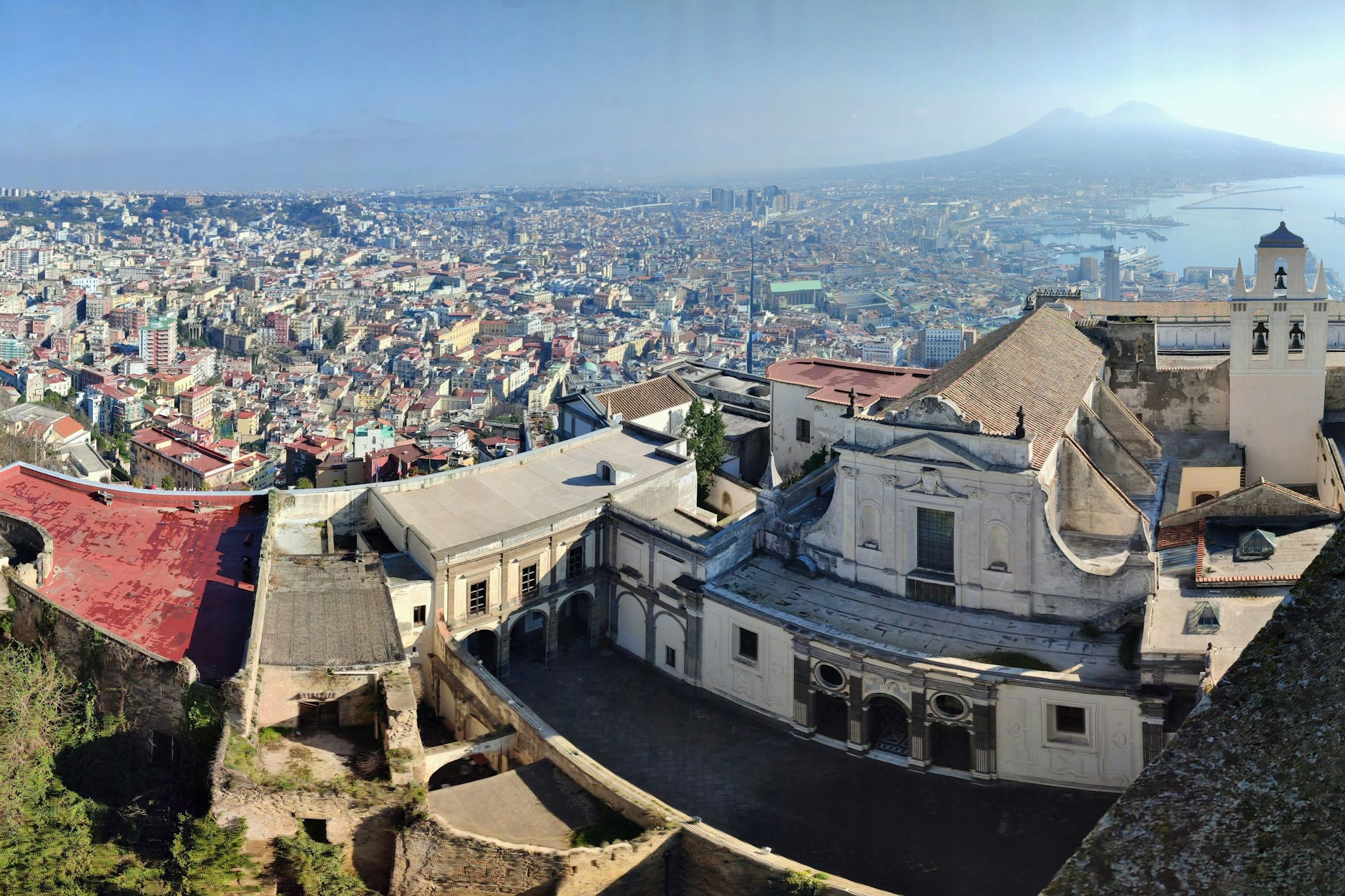 Hier kämpft der 1. FC Union ums sportliche Überleben in der Champions League. Blick über Neapel mit dem Vesuv im Hintergrund.