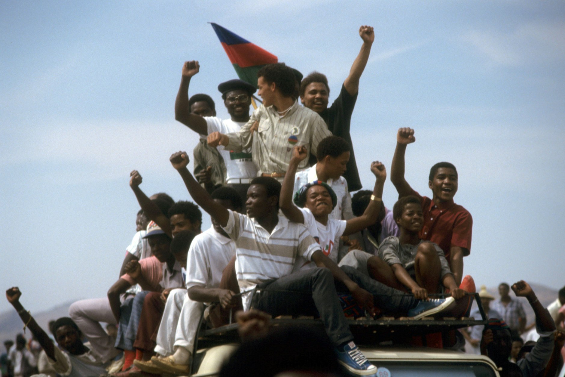 Begeisterte Anhänger auf dem Dach eines Fahrzeugs: Unter großer Anteilnahme der Bevölkerung trifft der SWAPO-Führer Sam Nujoma am 14.09.1989 in Windhuk ein. Namibia stand seit 1920 unter südafrikanischer Verwaltung.