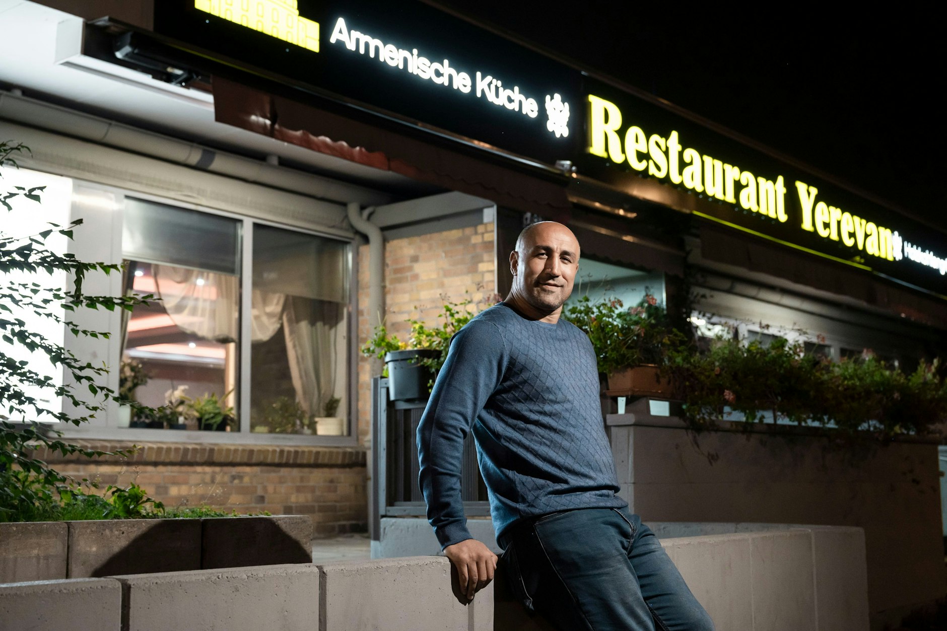 Arthur Abraham vor dem Restaurant Yerevan in Berlin-Friedrichsfelde.