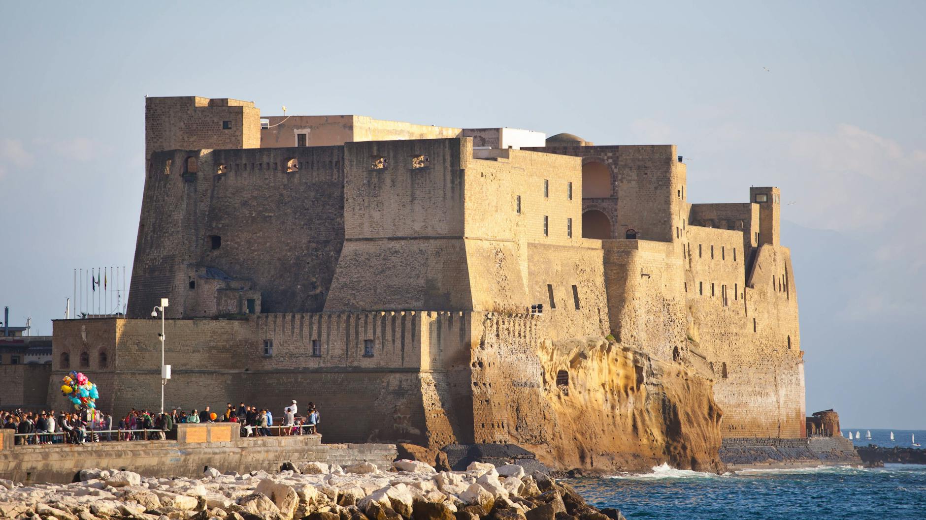 An der Festungsanlage Castel dell’Ovo kommen die Unioner im Bus eher nicht vorbei.