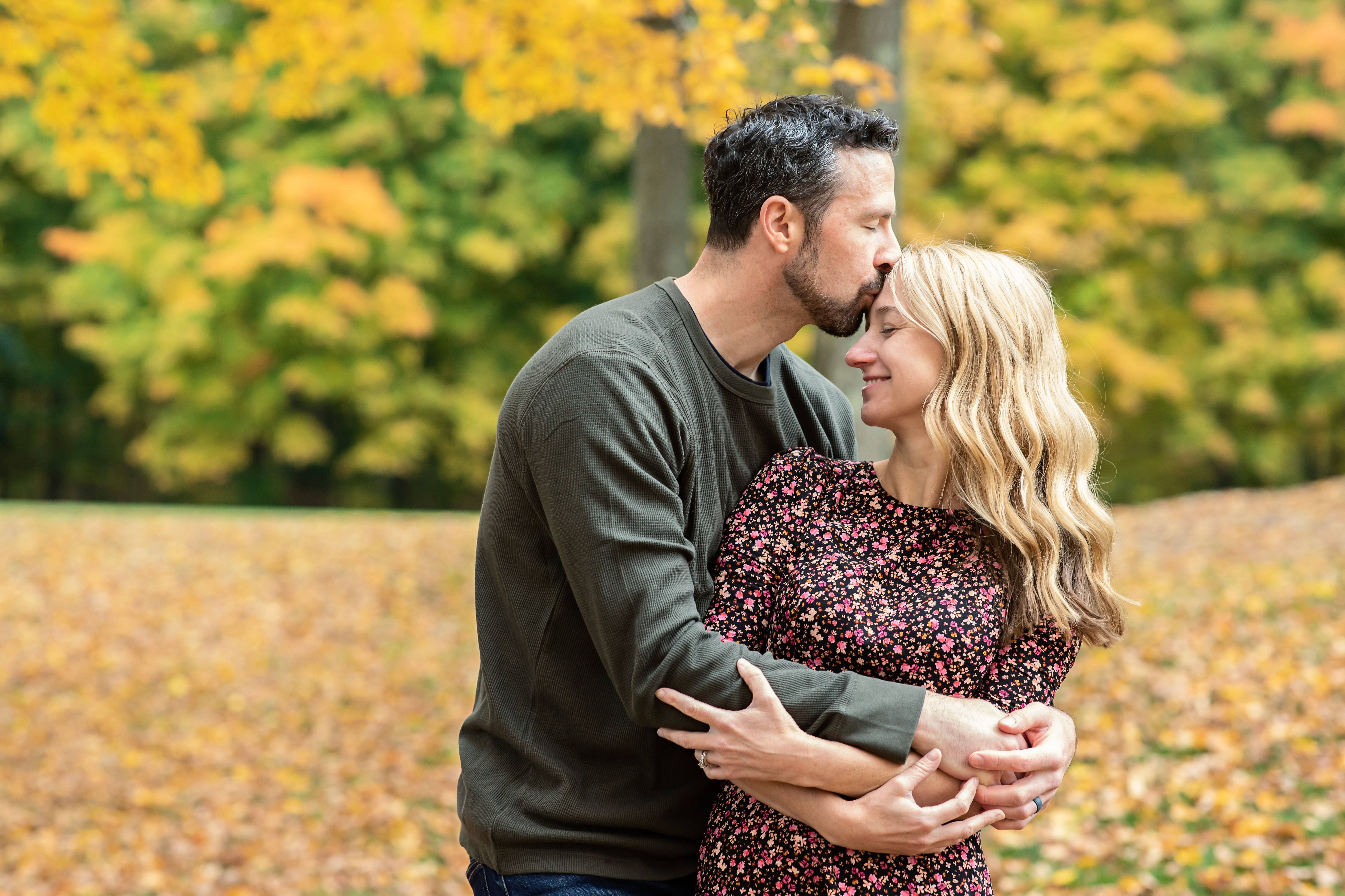 Laut Horoskop: Drei Sternzeichen, die im November Amors Segen spüren