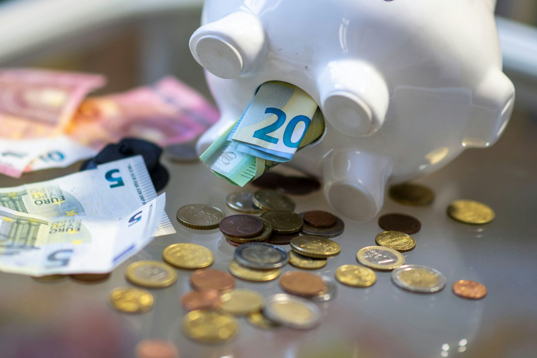 Sparen macht auch mit kleinen Beträgen um 25 Euro absolut Sinn. Wer dranbleibt, kann sich ein gutes Polster aufbauen.