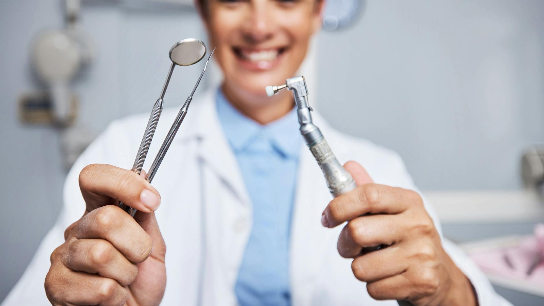 Zahnreinigung ist häufig ein teures Unterfangen, das die Krankenkassen nicht zahlen.