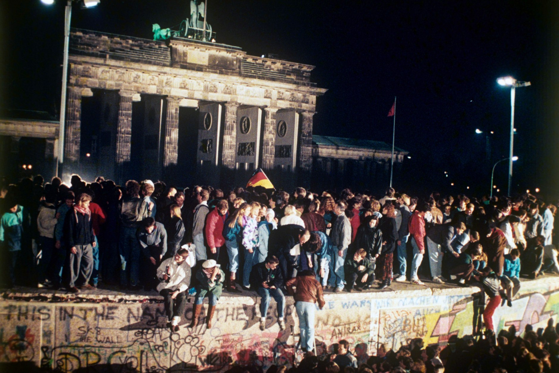 Eine Sternstunde in der deutschen Geschichte: Die Grenzübergänge in Berlin stehen offen, der Mauerfall beginnt. Tausende Menschen aus Ost und West feiern in der Nacht vom 9. auf den 10. November 1989 auf und an der Mauer am Brandenburger Tor.