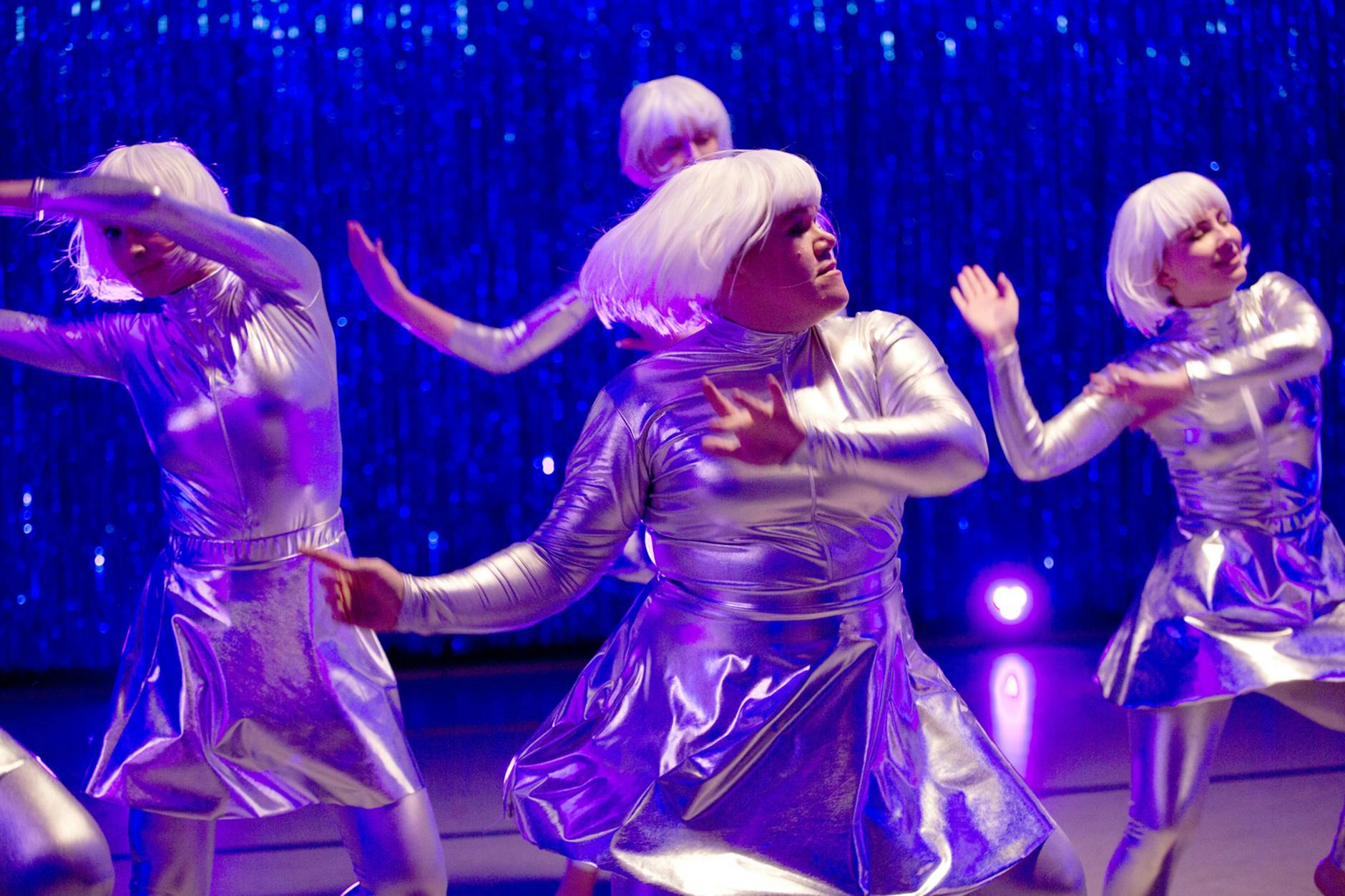 Kommissarin Alexandra Luschke (Gisa Flake, Mitte) probt mit ihrer Tanzgruppe im „Polizeiruf“.