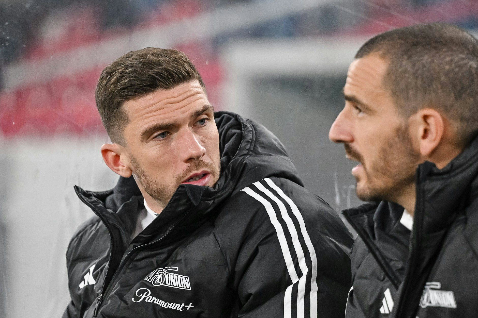 Robin Gosens (l.) und Leonardo Bonucci kennen durch ihre Zeit in Italien die Atmosphäre im Maradona-Stadion von Neapel.