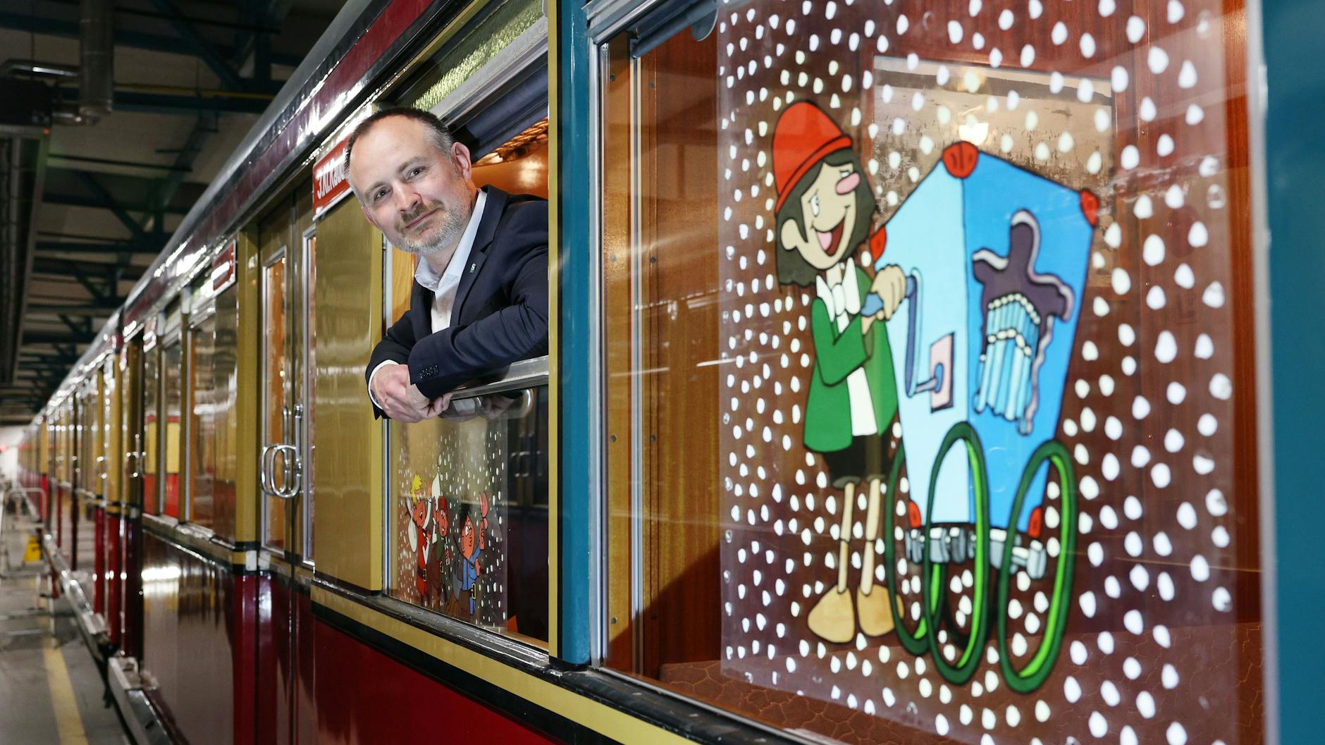 Robin Gottschlag vom Verein Historische S-Bahn e.V. und die ehrenamtlichen Mitstreiter haben den Weihnachtszug 2024 wieder möglich gemacht. 