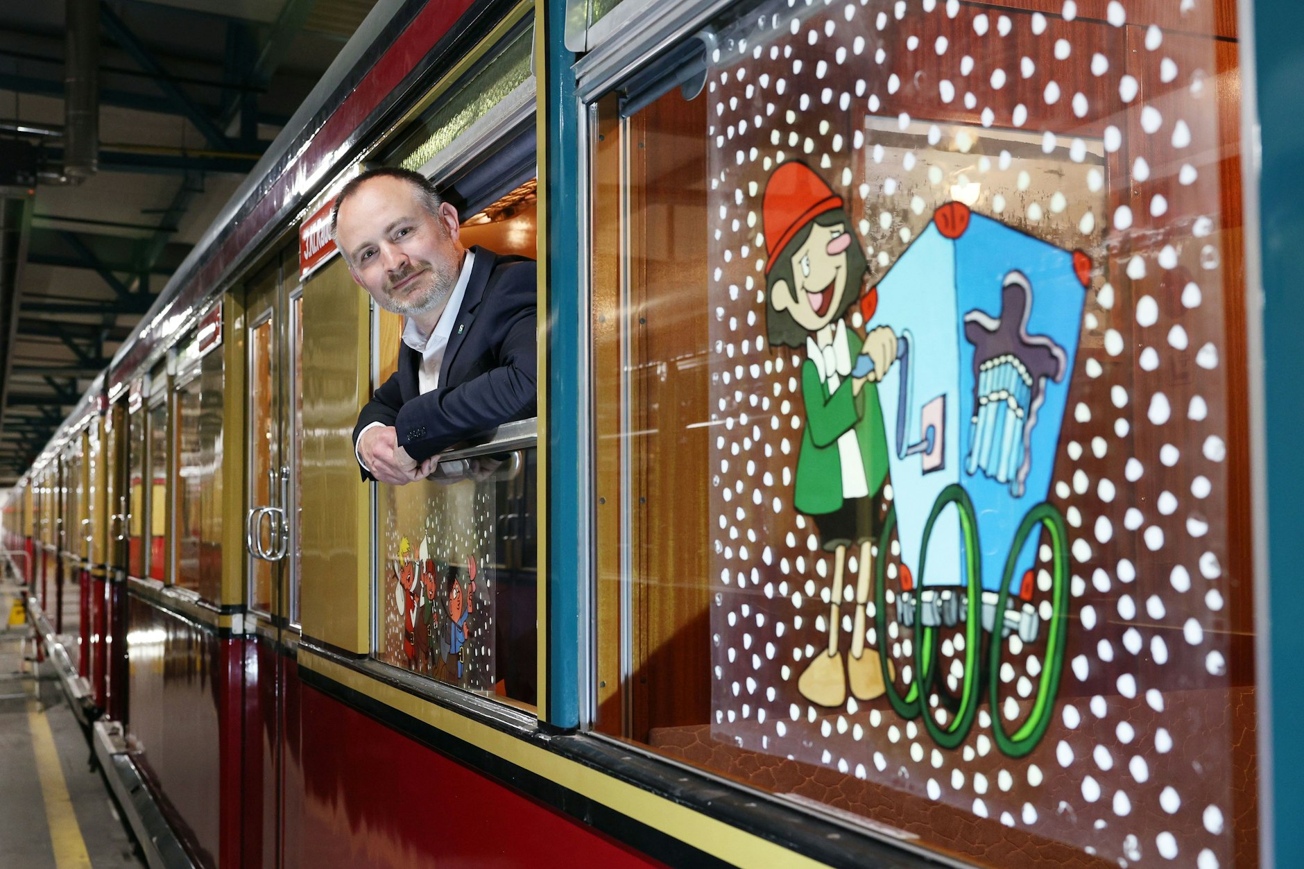 Robin Gottschlag (40) vom Verein Historische S-Bahn e.V. ist einer der Köpfe hinter der Sache. Er und seine Mitstreiter bringen den Weihnachtszug wieder aufs Gleis.&nbsp;