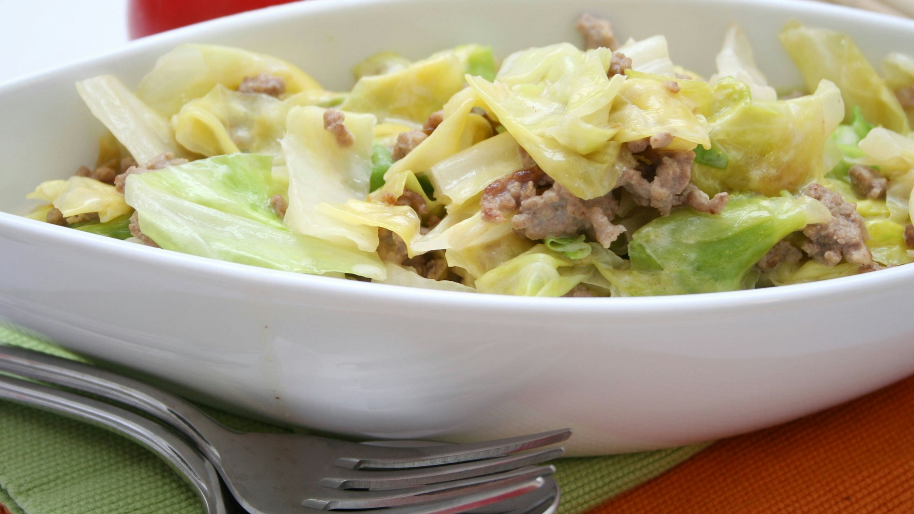 Bei diesem Rezept für Spitzkohl mit Hackfleisch steht das Essen schnell auf dem Tisch, ist super lecker und macht lange satt.