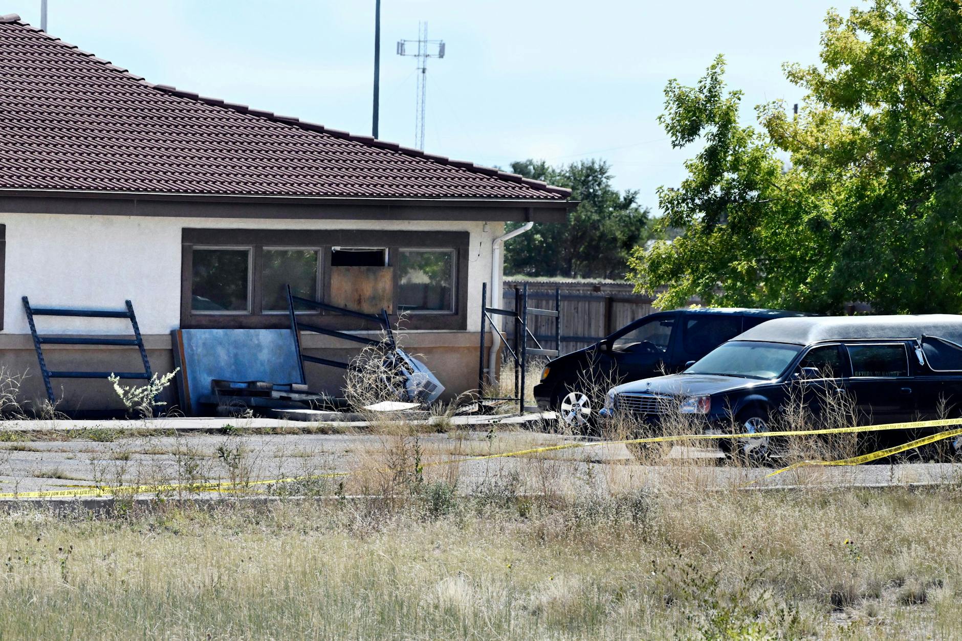 Ein Leichenwagen steht an der Rückseite des Bestattungsunternehmens in Penrose nahe Colorado Springs. Die Betreiber sind festgenommen worden. Anfang Oktober waren 189 verwesende Leichen gefunden worden.