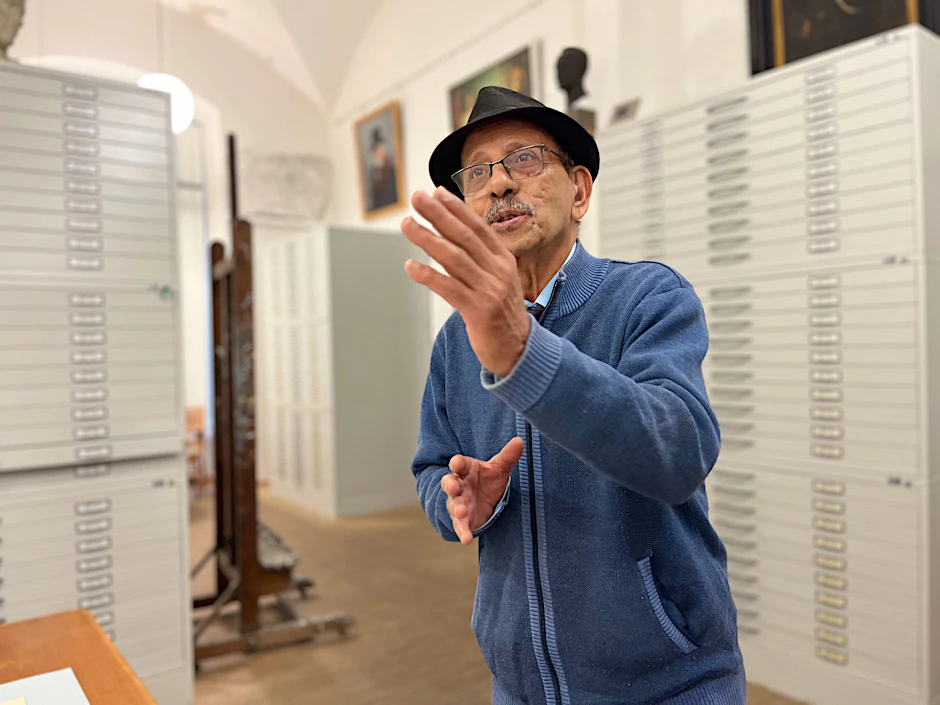 Abed Abdi im&nbsp;Archiv der Kunsthochschule Dresden.