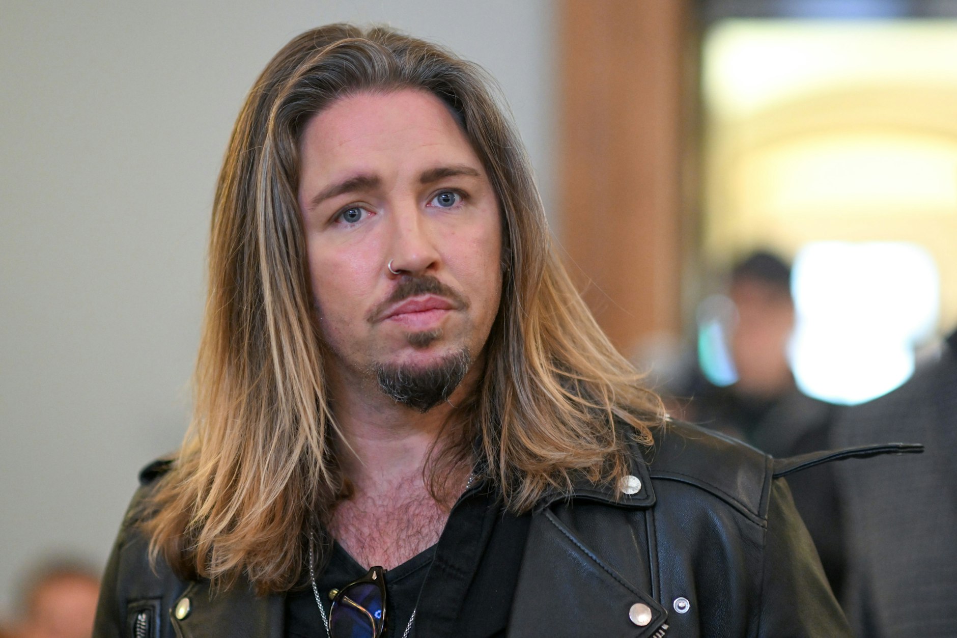 Der deutsche Rockmusiker Gil Ofarim betritt den Saal des Landgerichts in Leipzig. Hier läuft der Prozess gegen Ofarim wegen falscher Verdächtigung und Verleumdung.