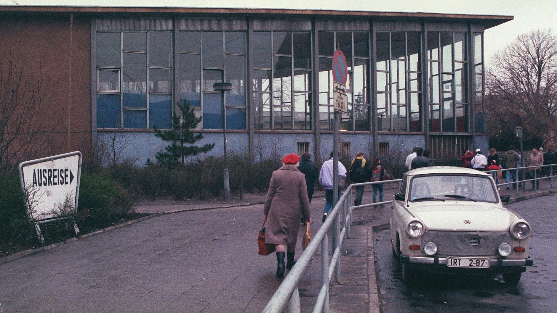 Anfang 1990: Der Menschenandrang vor dem Tränenpalast ist verschwunden&nbsp; – aber der Trabi parkt noch immer im Halteverbot.