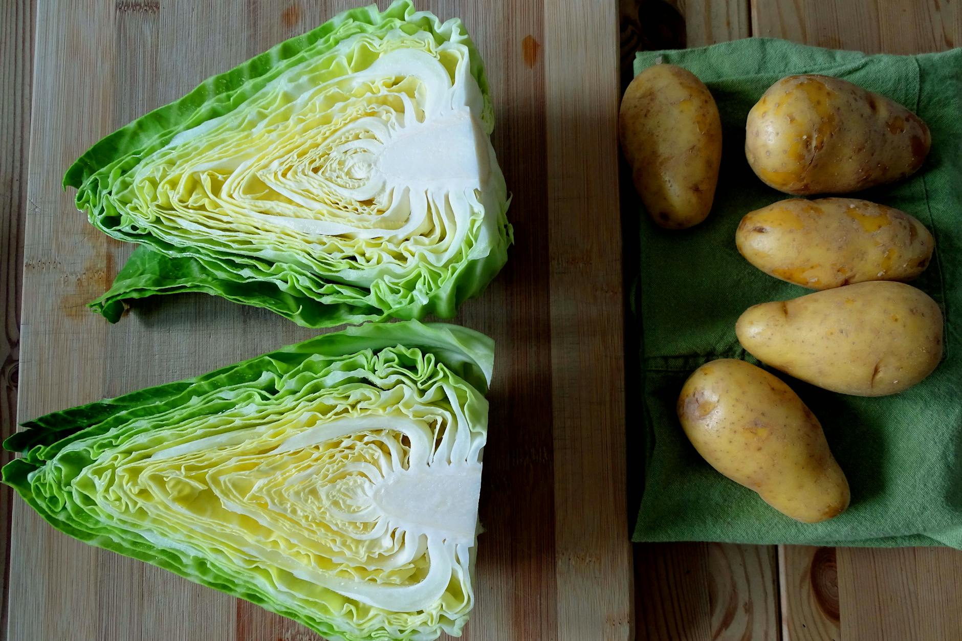 Am Stück überbacken behält der Spitzkohl seinen leicht süßlichen Geschmack. Kartoffeln passen perfekt dazu.