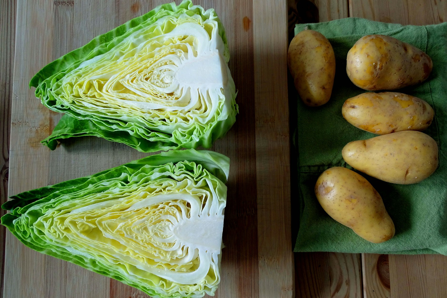 Am Stück überbacken behält der Spitzkohl seinen leicht süßlichen Geschmack. Kartoffeln passen perfekt dazu. 