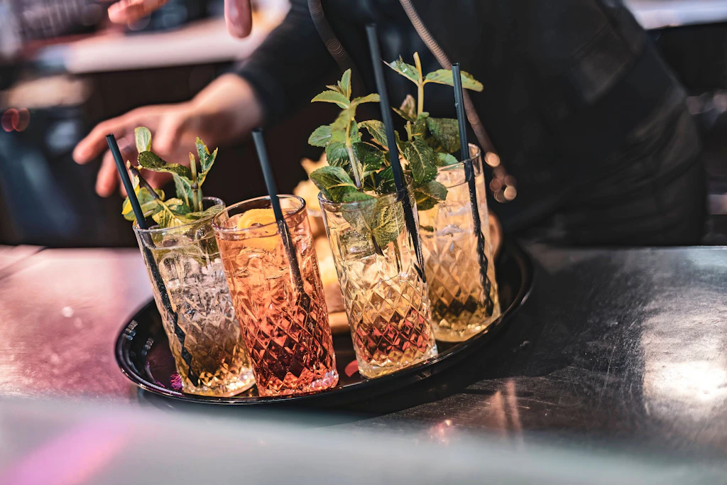 7 Bars in Neukölln, die leckere Drinks in toller Atmosphäre servieren