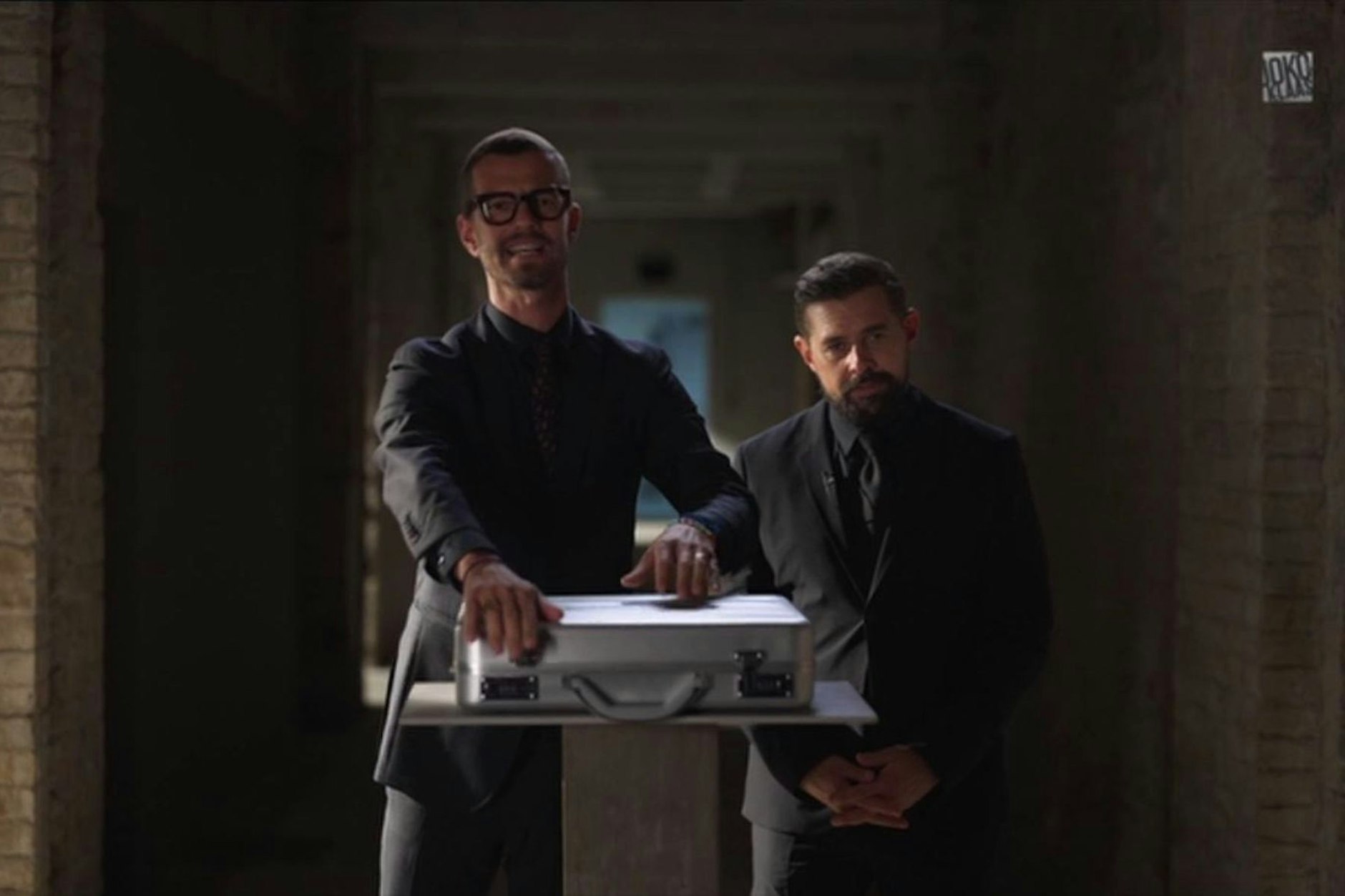 Joko Winterscheidt und Klaas Heufer-Umlauf haben irgendwo in Deutschland einen Koffer mit einer Million Euro versteckt. 