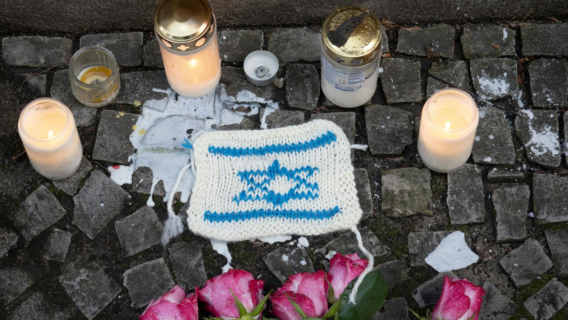 An der jüdischen Synagoge in der Oranienburger Straße stehen Kerzen und ein gestricktes Bildnis der Flagge Israels zum Gedenken an die Opfer des Terrorangriffs der Hamas. 