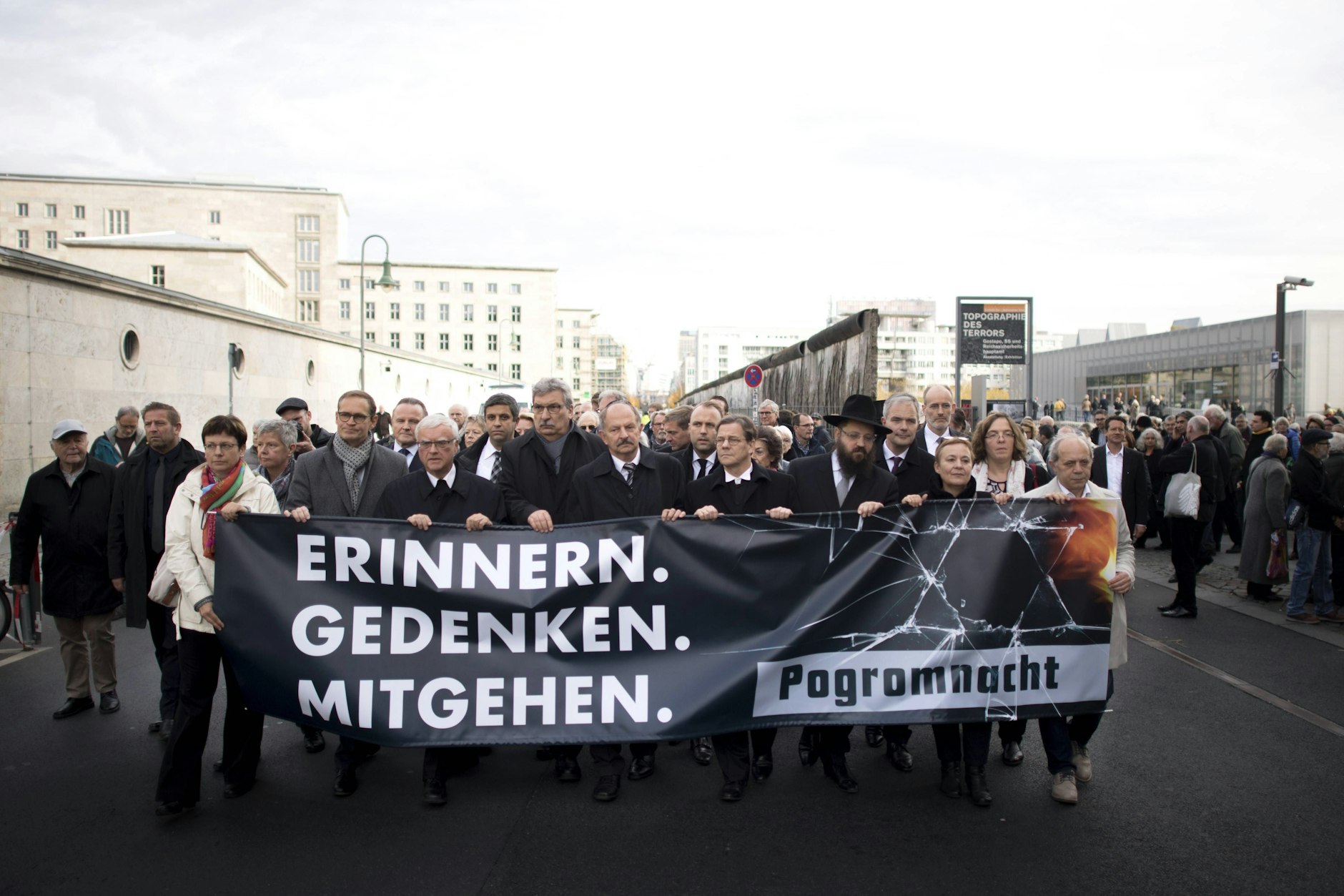 Am 9. November gibt es jedes Jahr Gedenkzüge anlässlich der Pogrome gegen Juden 1938 und des Mauerfalls in Berlin 1989.