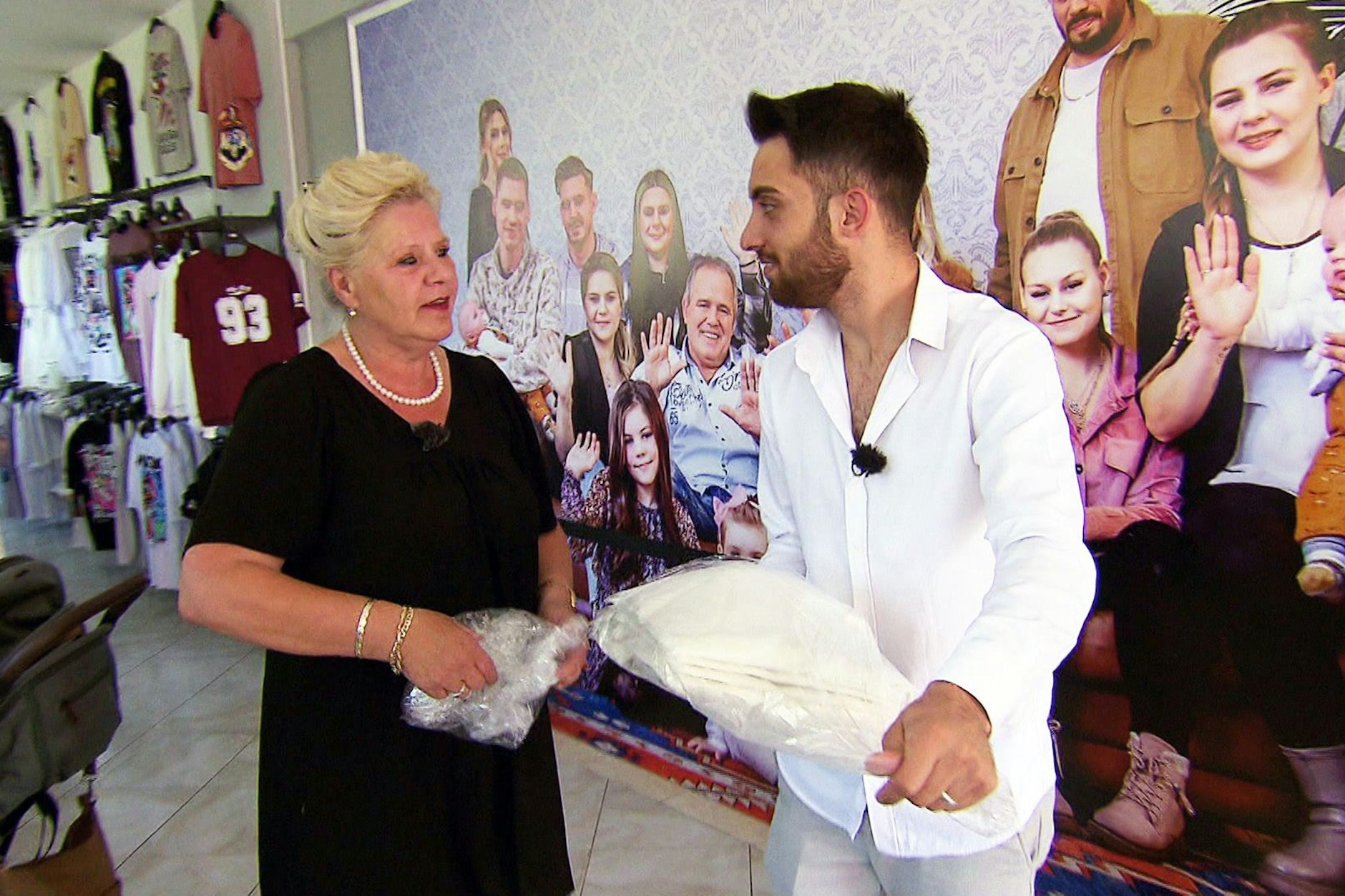 Silvia Wollny und Schwiegersohn Servet unterhalten sich in der Boutique.