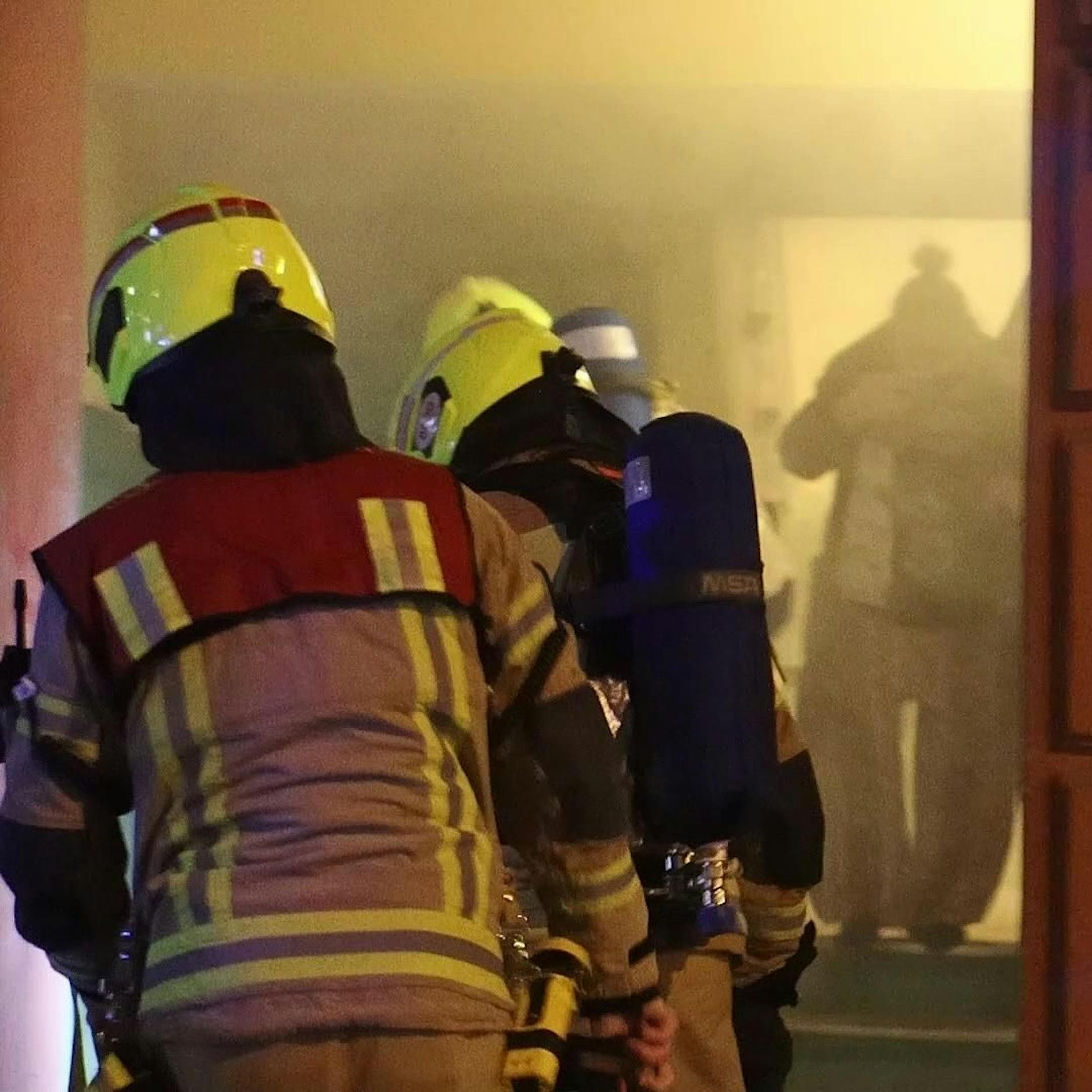 Feuer-Drama in Oberschöneweide: Hubschrauber landet auf Supermarkt-Parkplatz