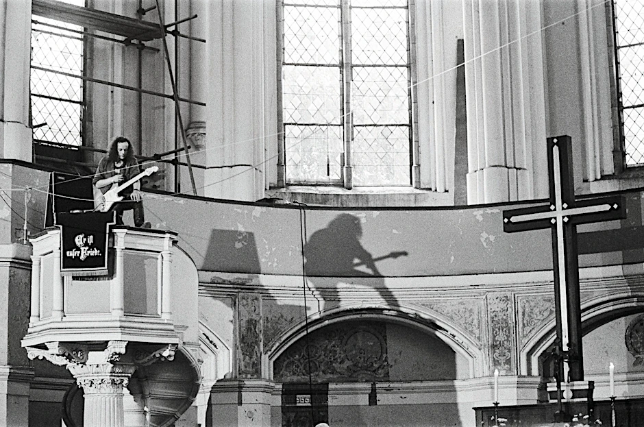 1987 in der Zionskirche in Mitte: André Greiner-Pol von der Band Freygang rockt auf der Kanzel. Viele Kirchen in der DDR ließen Rock- und Punkmusiker auftreten.