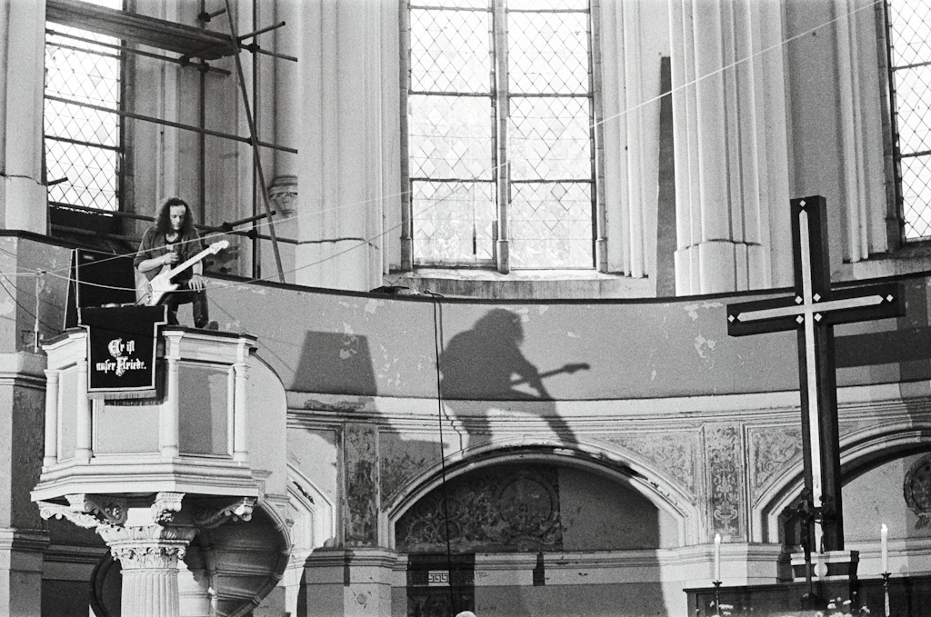 1987 in der Zionskirche in Mitte: André Greiner-Pol von der Band Freygang rockt auf der Kanzel. Viele Kirchen in der DDR ließen Rock- und Punkmusiker auftreten.