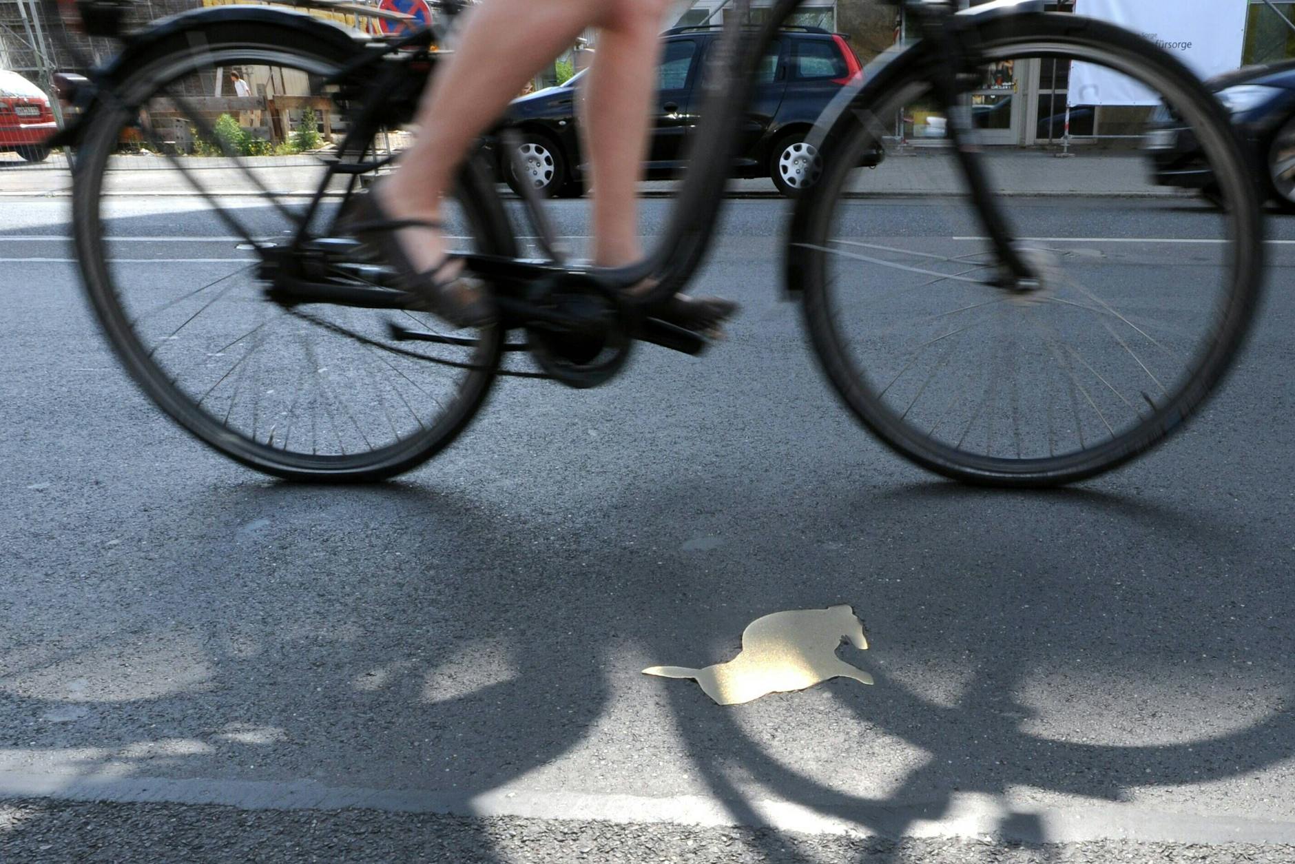 Laufende, hockende, springende Kaninchen – ursprünglich 120 Silhouetten in Form lebensgroßer Bodenintarsien bezeichnen die Fläche des ehemaligen Grenzübergangs an der Chausseestraße im Wedding.