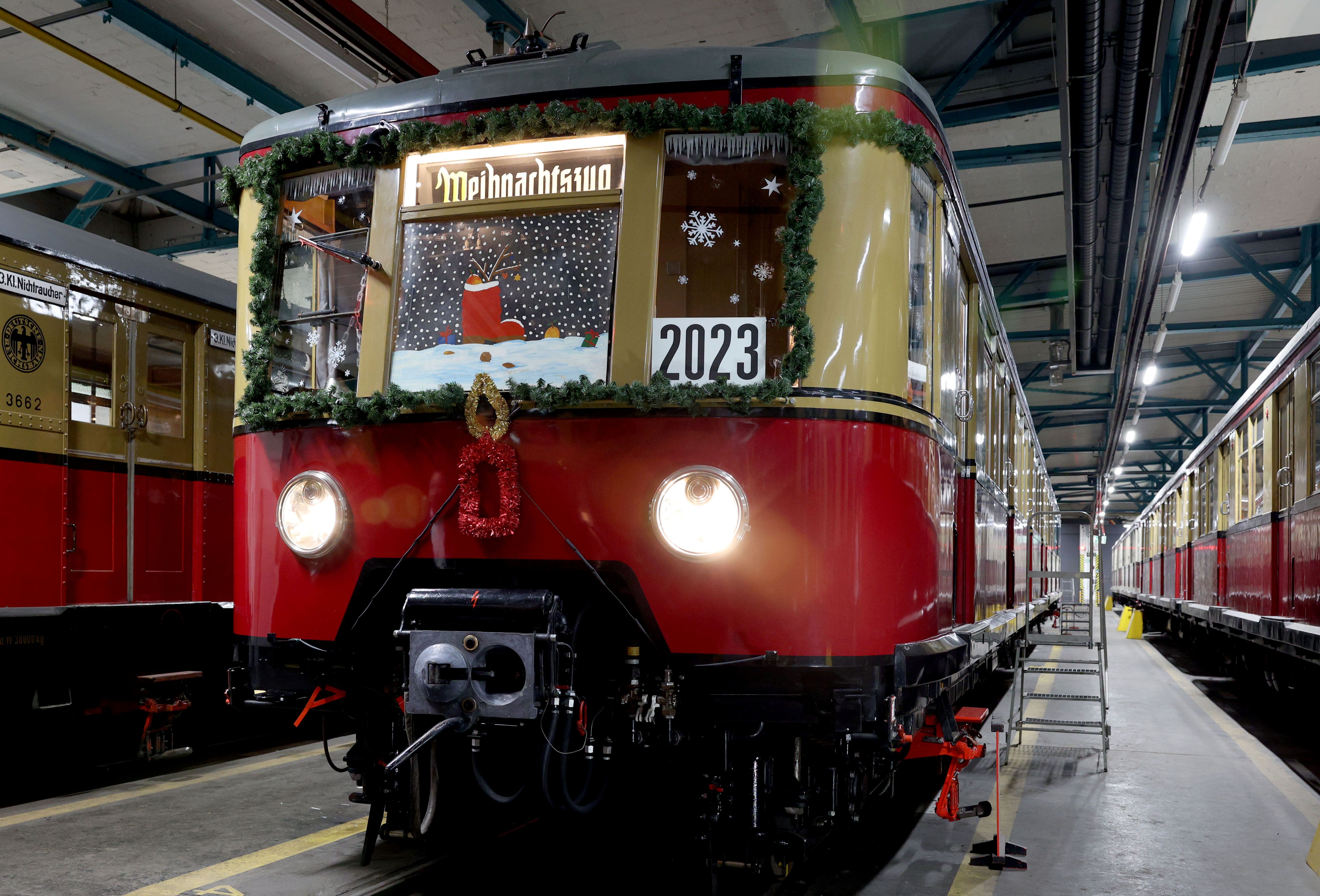 Weihnachtszug der Berliner S-Bahn geht im Advent wieder auf Tour: So beliebt ist die historische S-Bahn